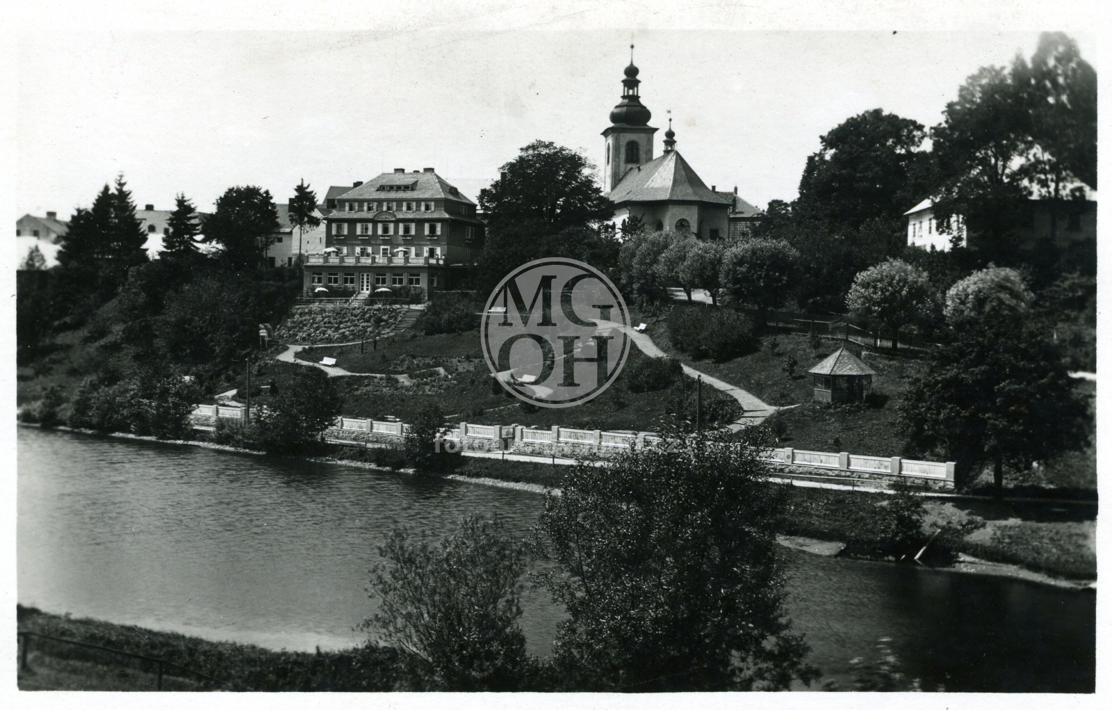 Fotografie - Celkový pohled na kostel s okolními stavbami