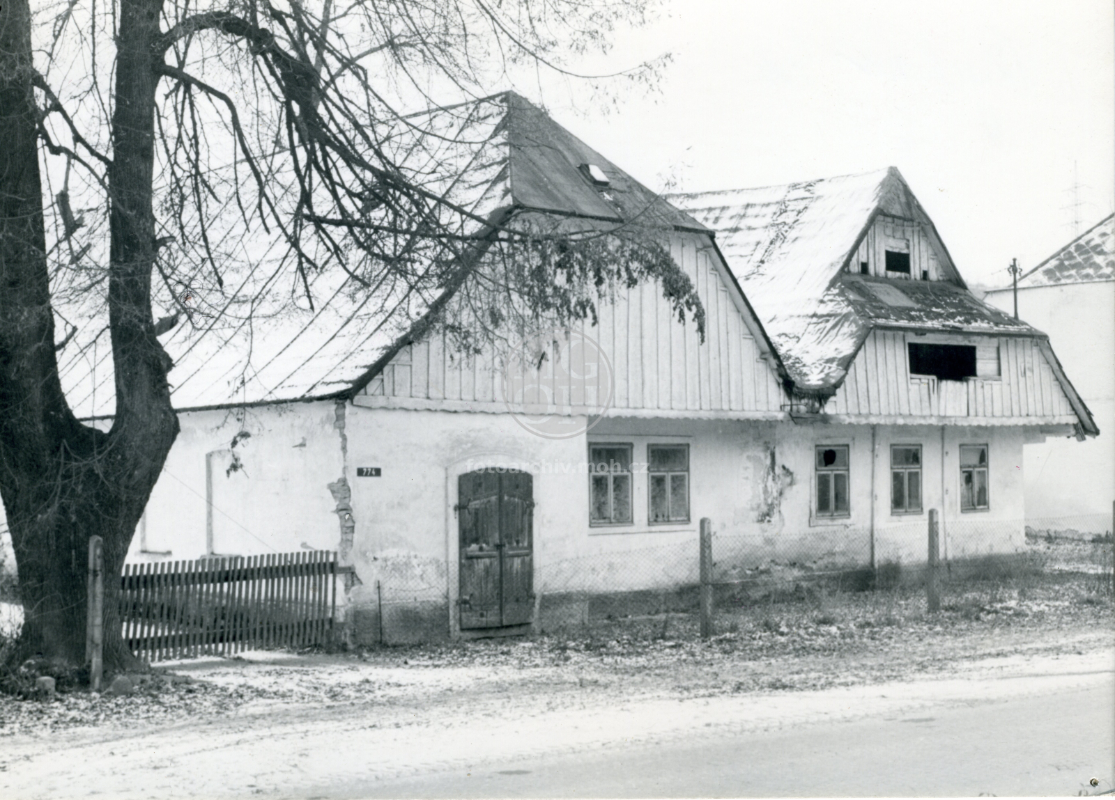 Fotografie - Dřevěná omítnutá a obílená stavba čp. 744
