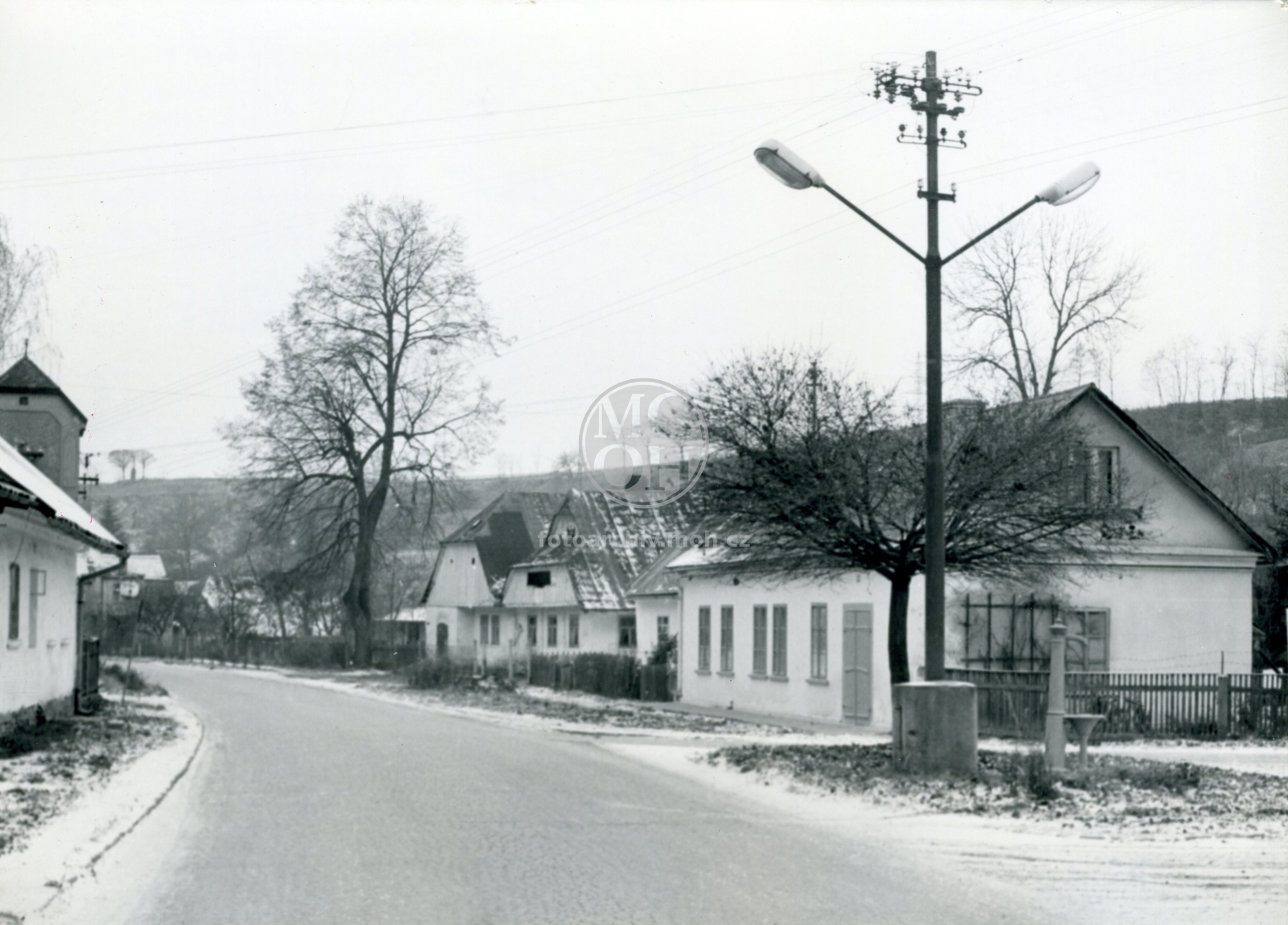 Fotografie - Dřevěná omítnutá a obílená stavba čp. 744 - z ulice