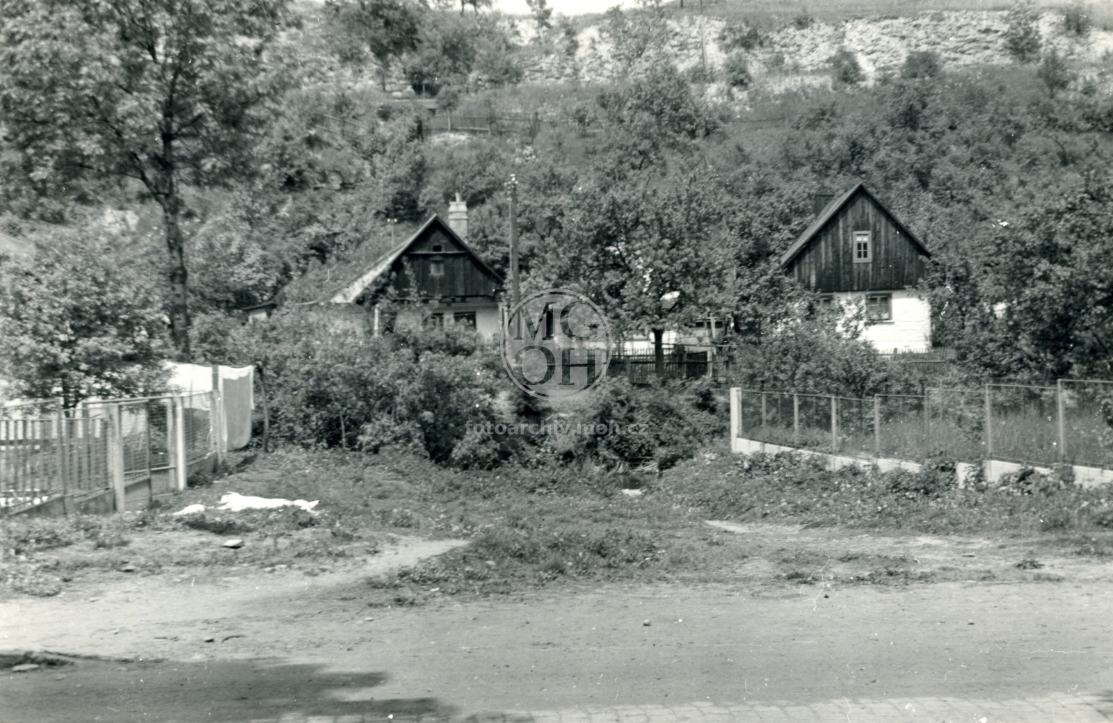 Fotografie - Roubené obílené chaloupky ve stráni za pivovarem