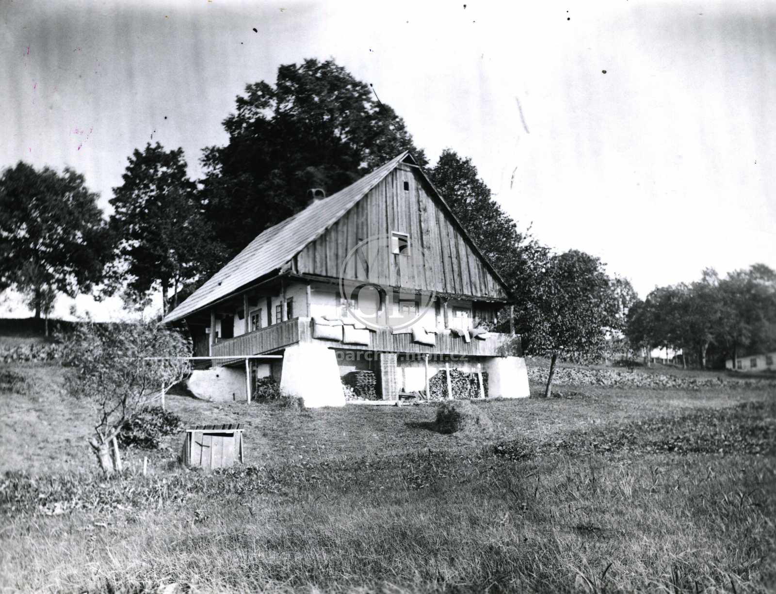 Fotografie - Dřevěná chalupa čp. 10 na zvýšené podezdívce