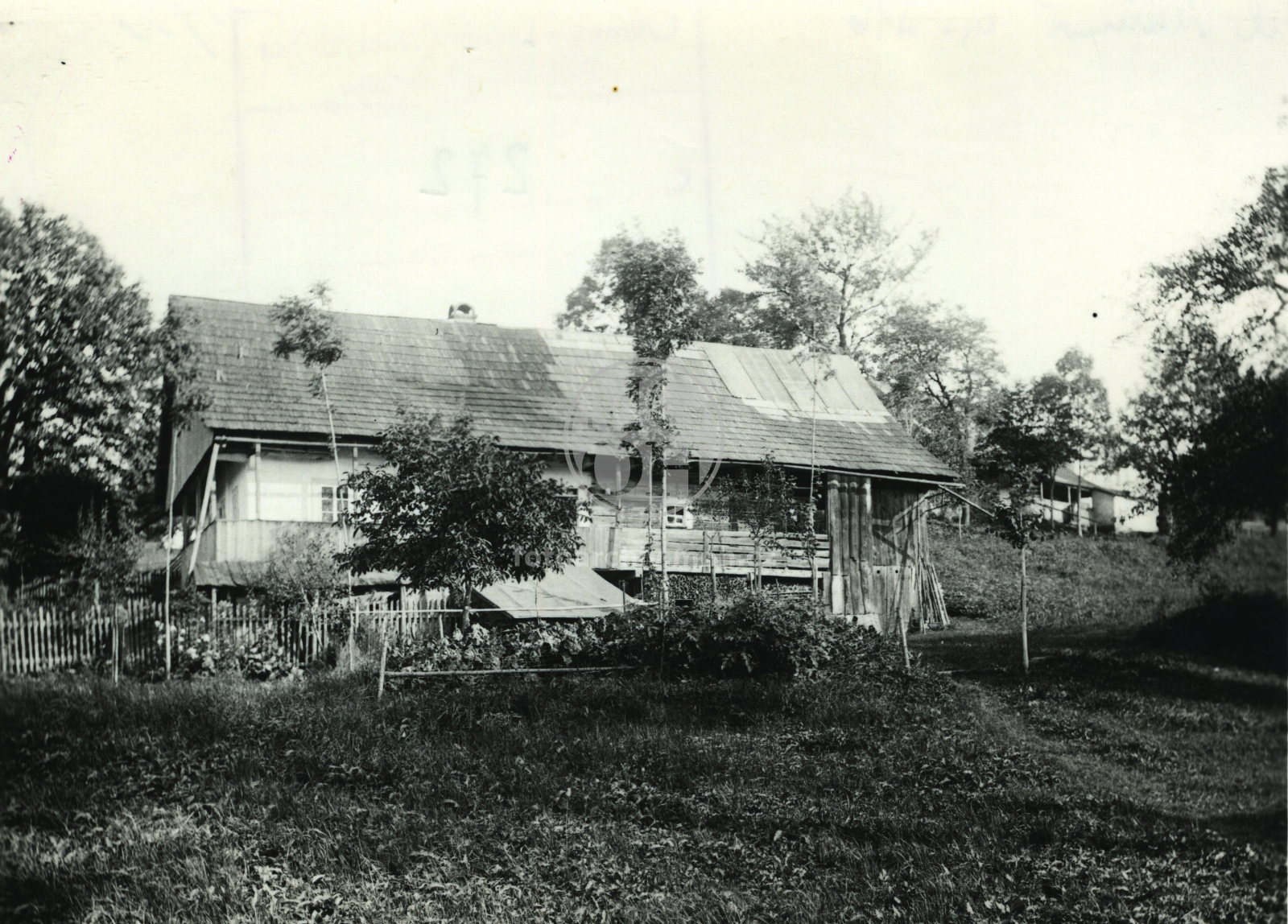 Fotografie - Roubená chalupa čp. 516 s pavláčkou, přední část omítnutá