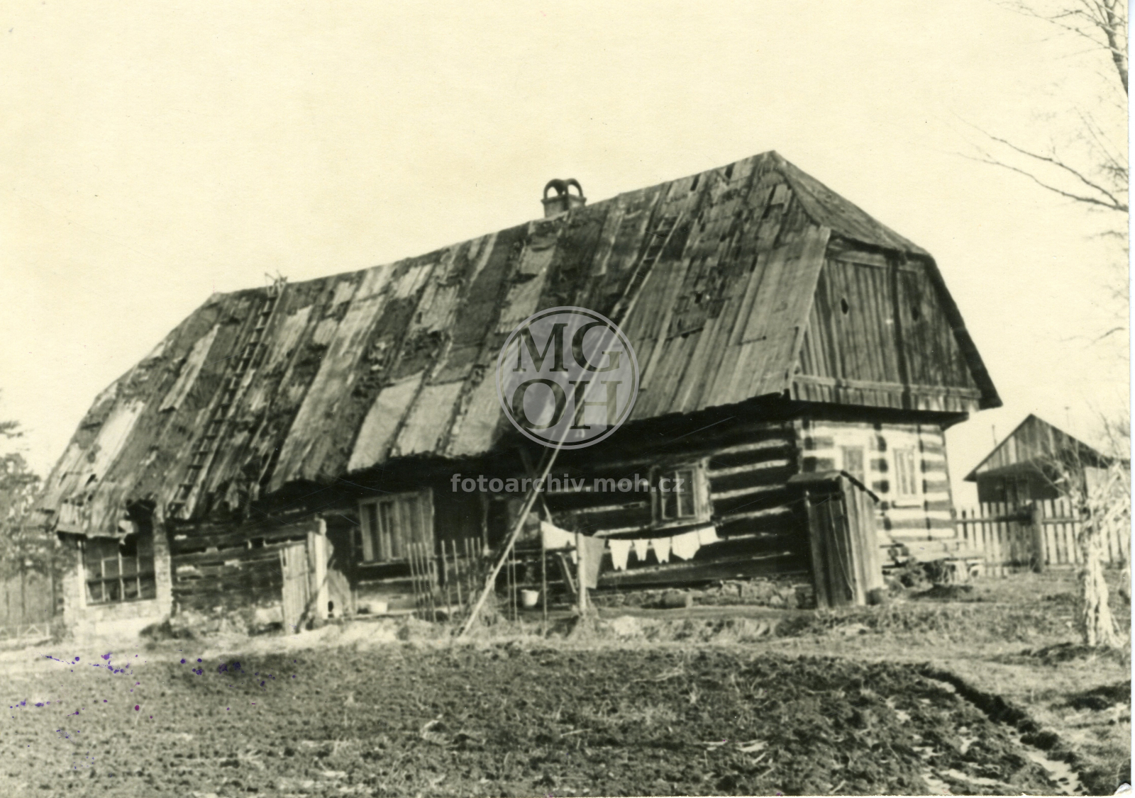 Fotografie - Dřevěná roubená chalupa jako přír. č. 273