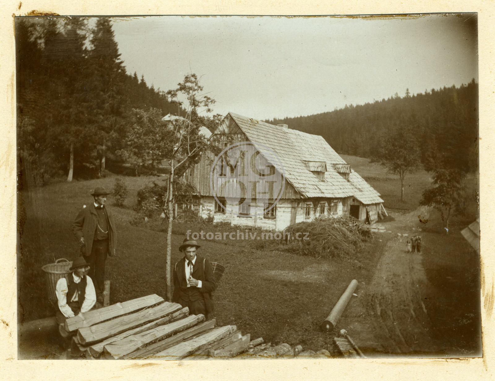 Fotografie - Dřevěná roubená chalupa krytá šindelem