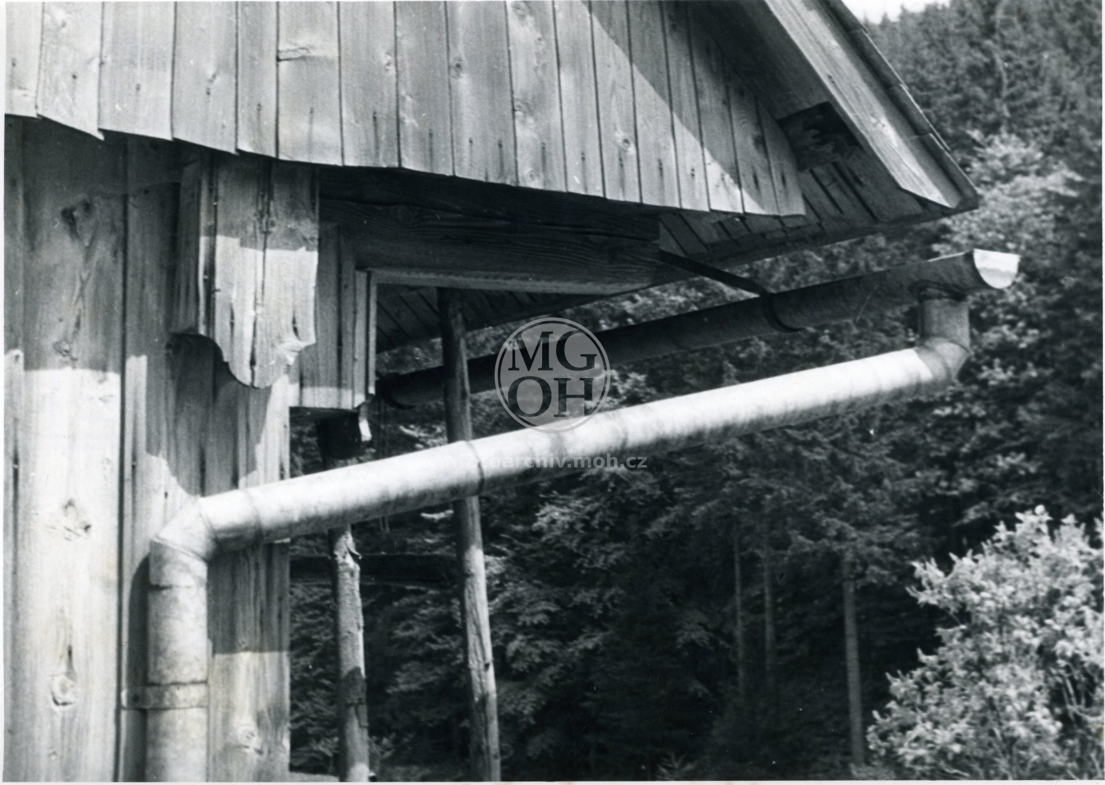 Fotografie - Dům čp. __1, krytá stropnice, plechová okapová roura