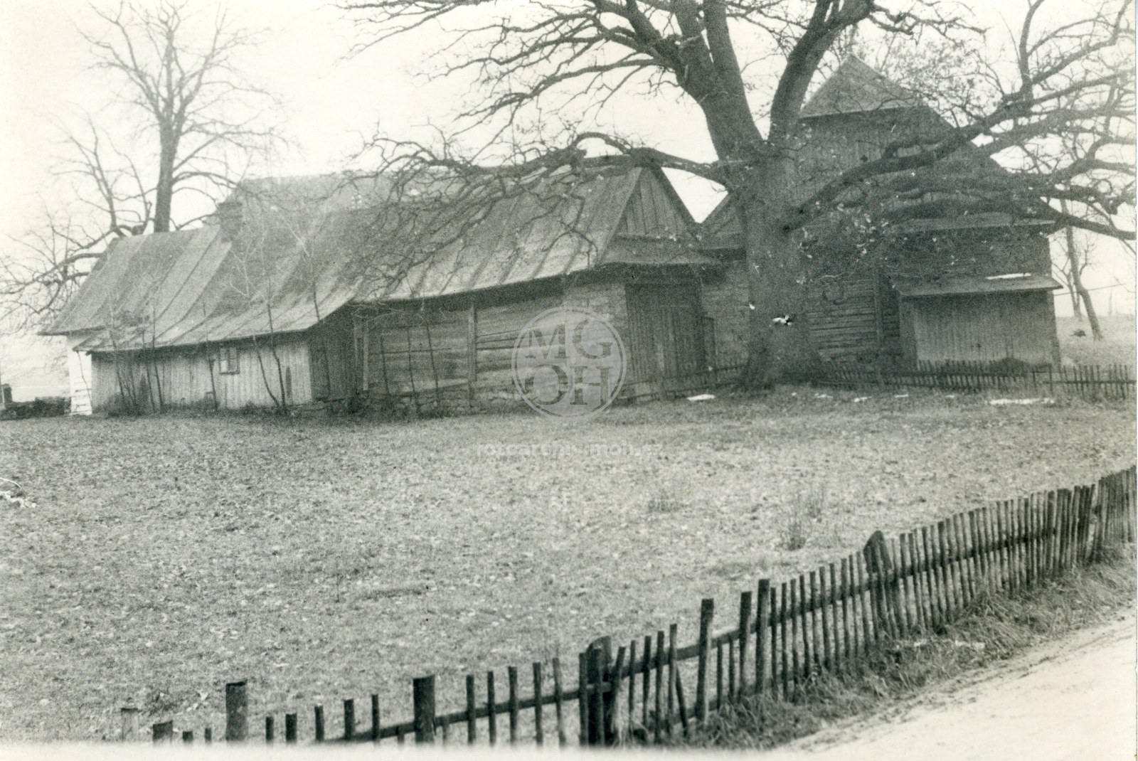 Fotografie - Dřevěný statek, stodola se zděnými pilíři