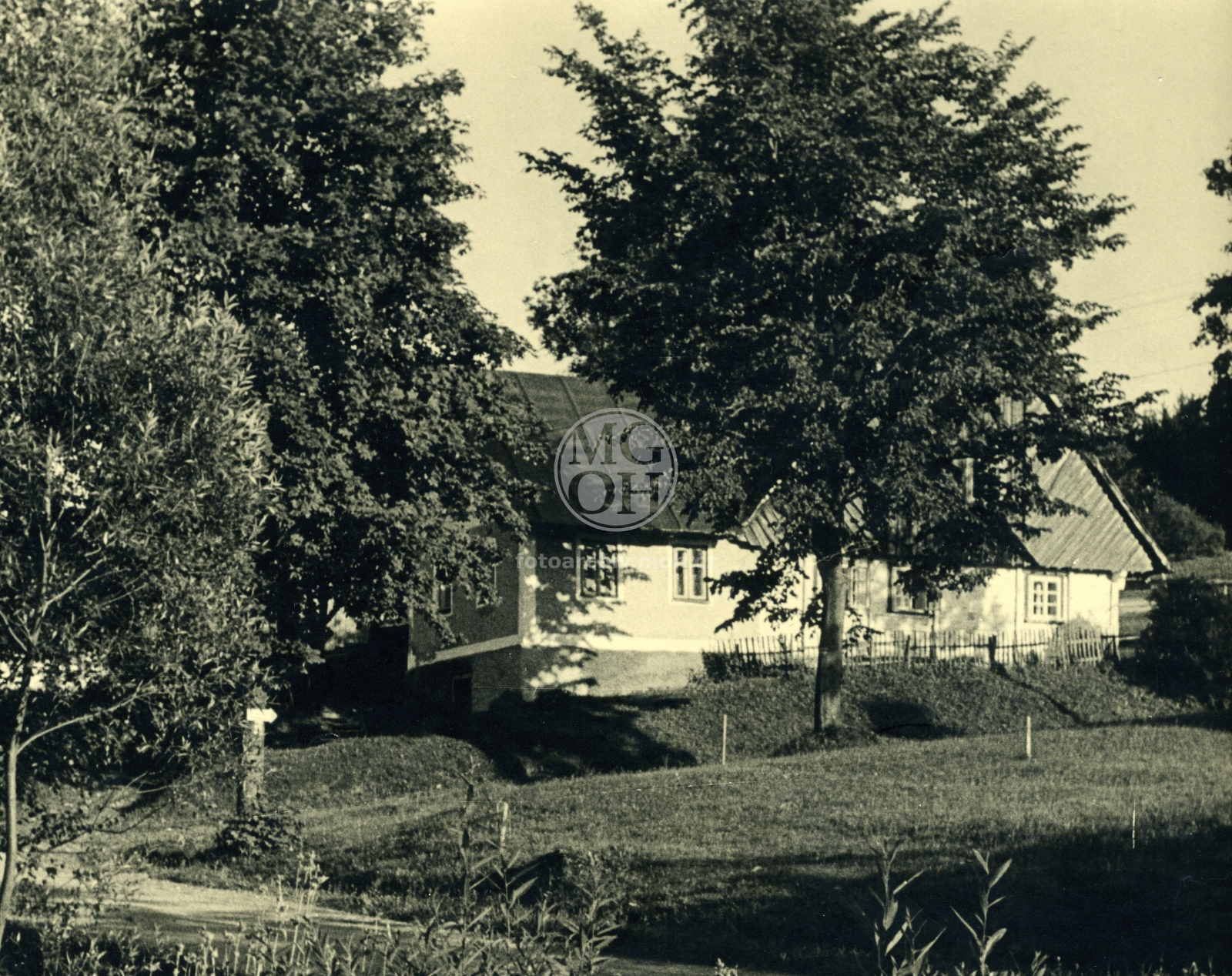 Fotografie - Dřevěná chalupa, přistavěna zděná část