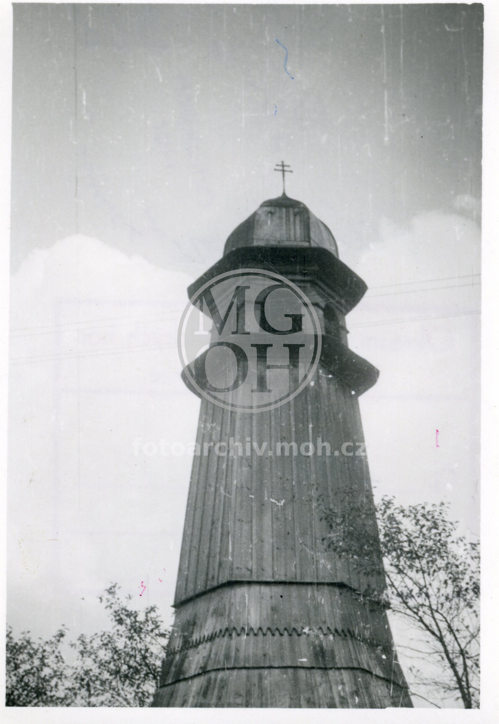 Fotografie - Dřevěná bedněná zvonice - detail horní části