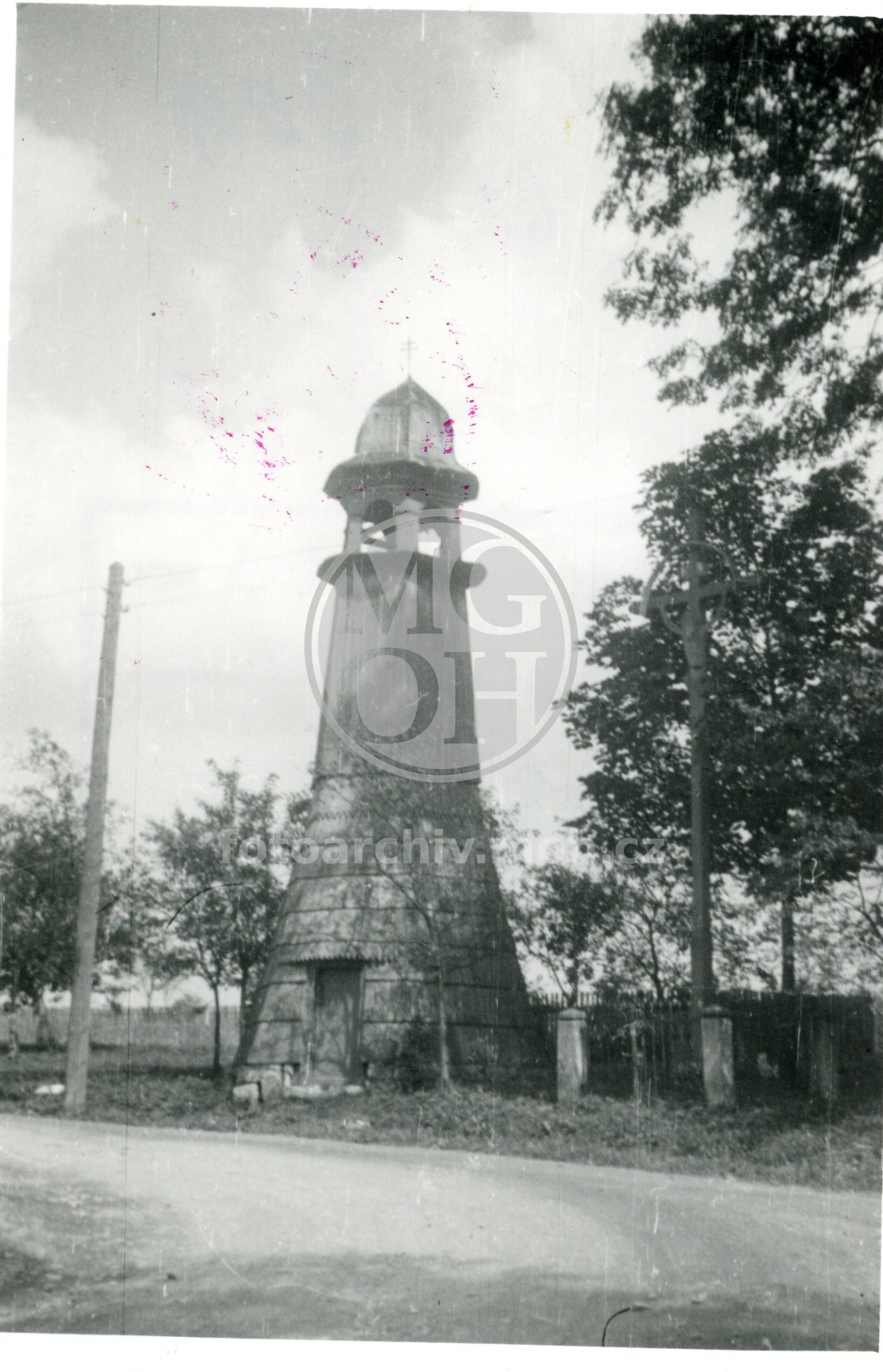 Fotografie - Dřevěná bedněná zvonice - celkový pohled