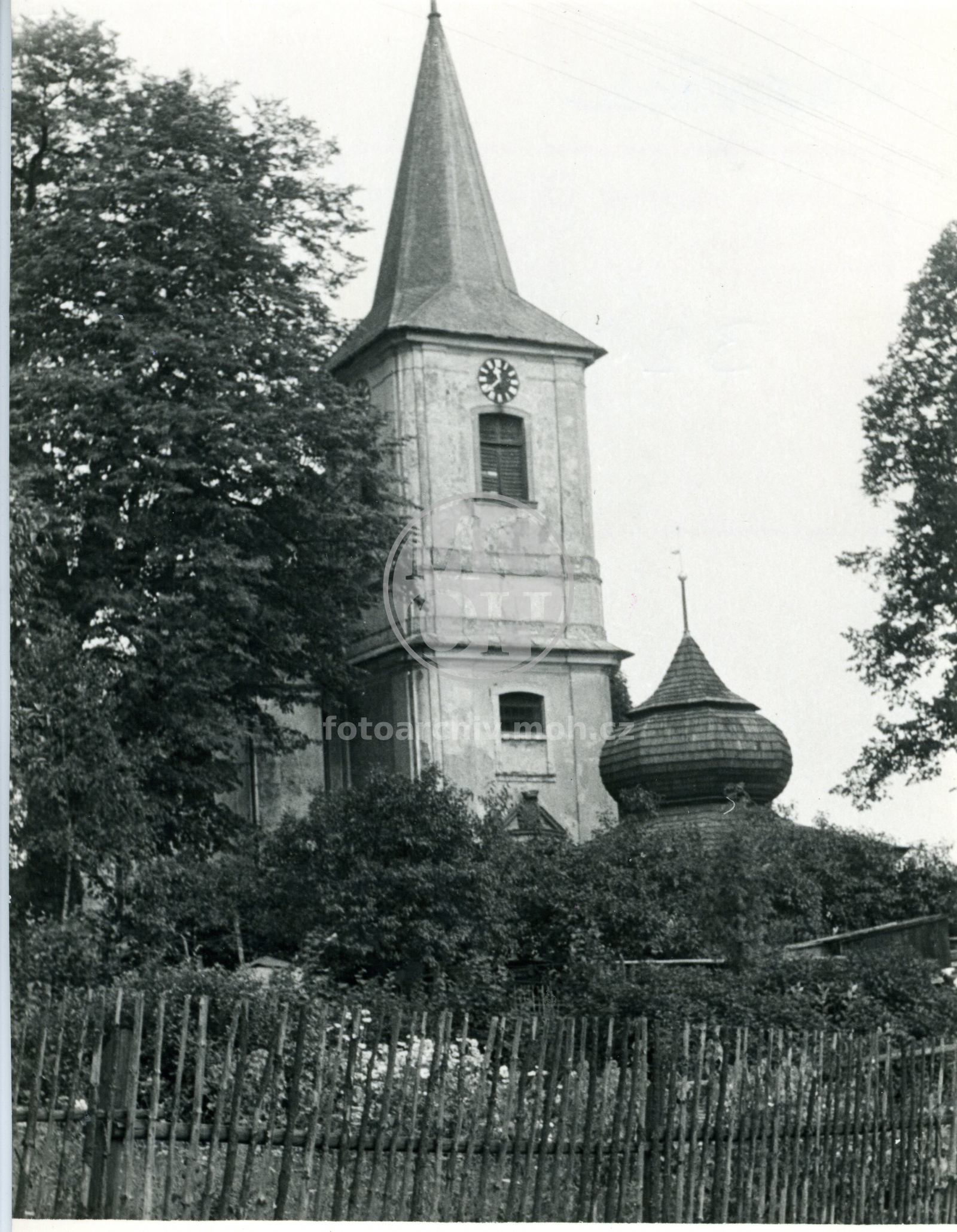 Fotografie - Hřbitovní  kostel, brána s cibulovou stříškou