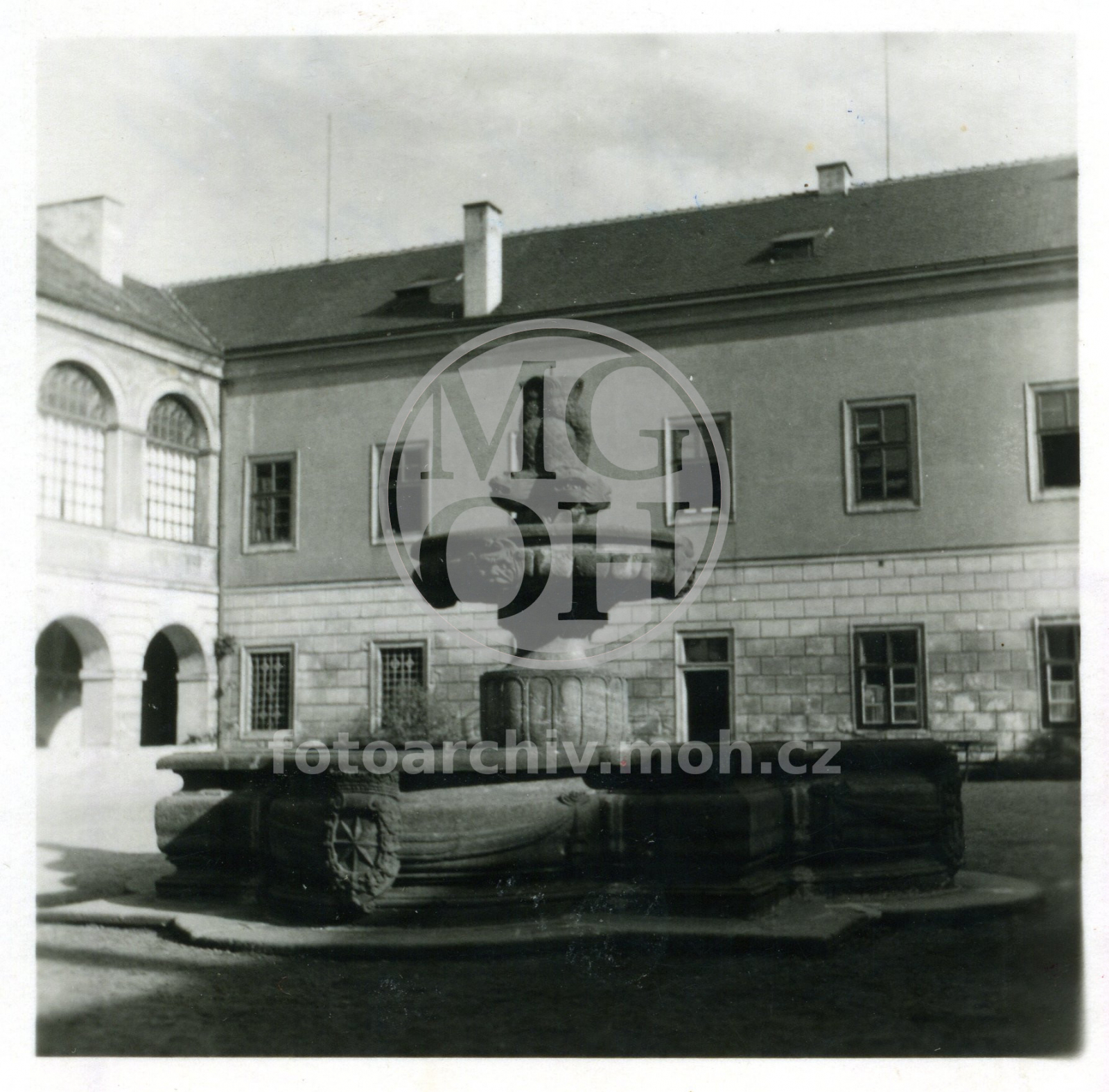 Fotografie - Zámek- exteriér, nádvoří s kašnou
