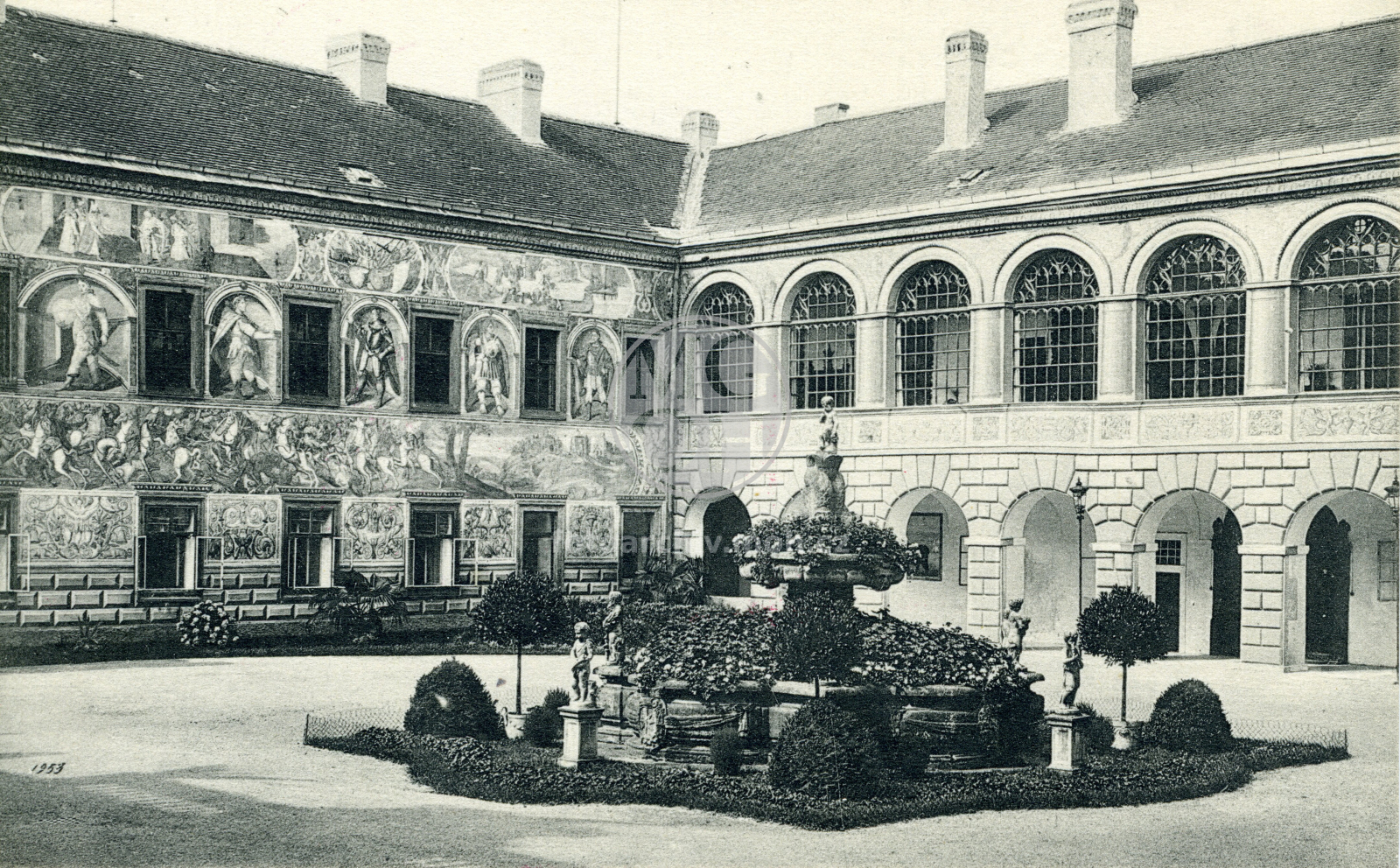 Pohlednice - Nádvoří zámku s kašnou