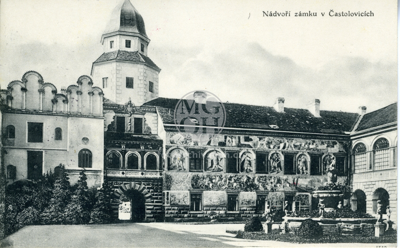 Pohlednice - Nádvoří zámku s kašnou