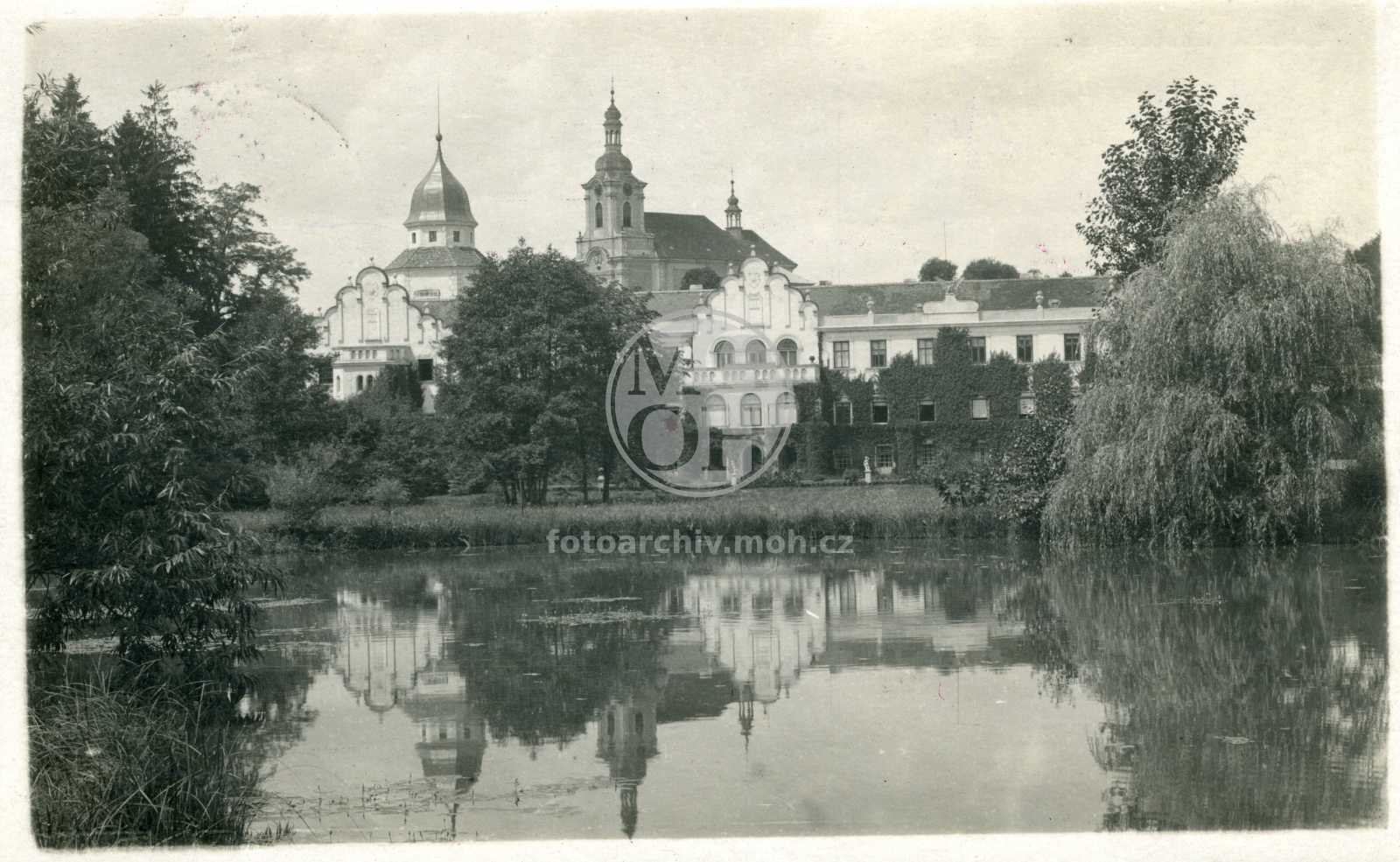 Pohlednice - Ze zámeckého parku