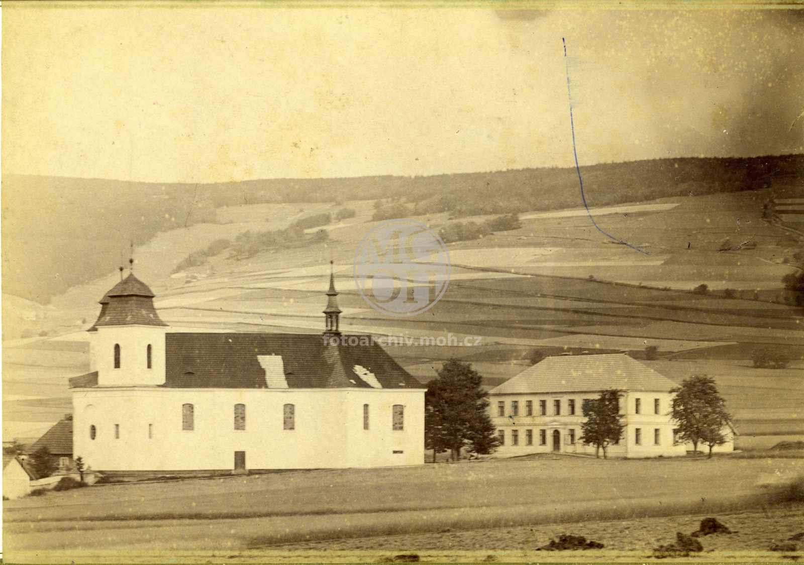 Fotografie - Kostel a bývalá německá škola