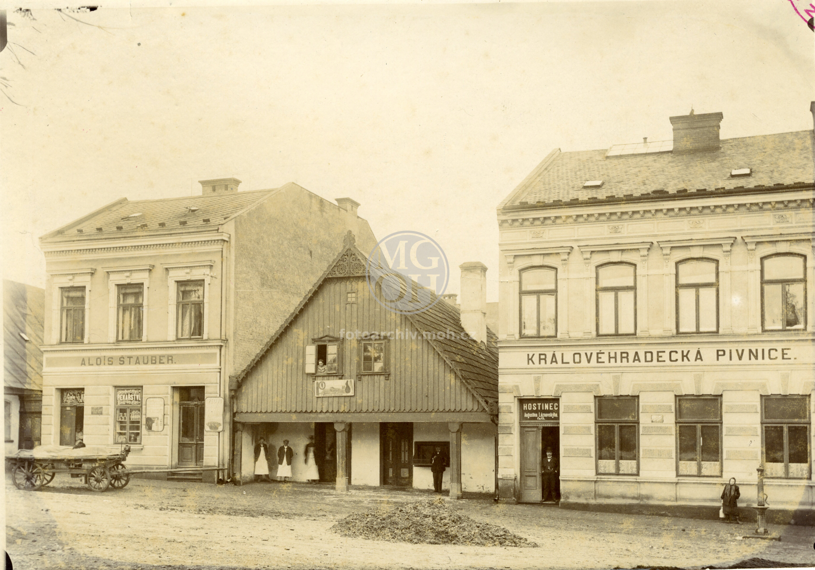 Fotografie - Nové náměstí - snímek fronty domů na náměstí (čp. 83-85: pekařství Alois Štauber, řeznictví, Královéhradecká pivnice)