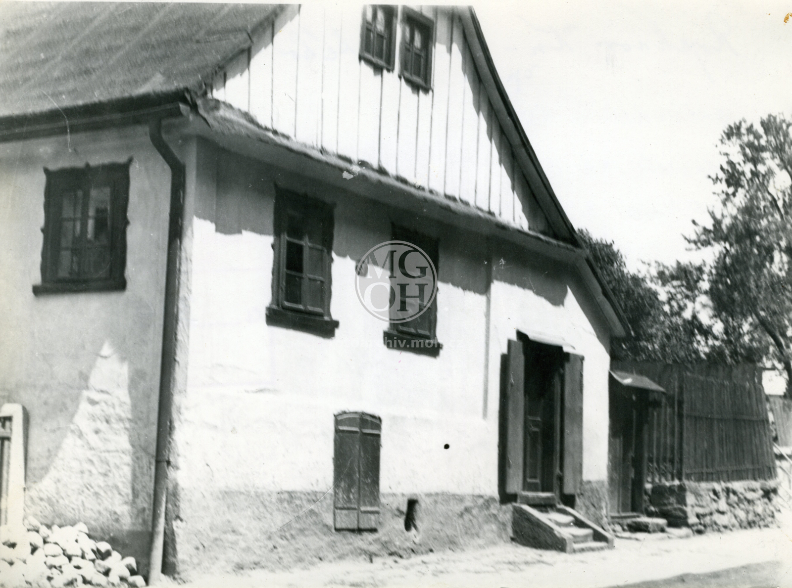 Fotografie - Zděný dům na zvýšené podezdívce (dům Fistrů)