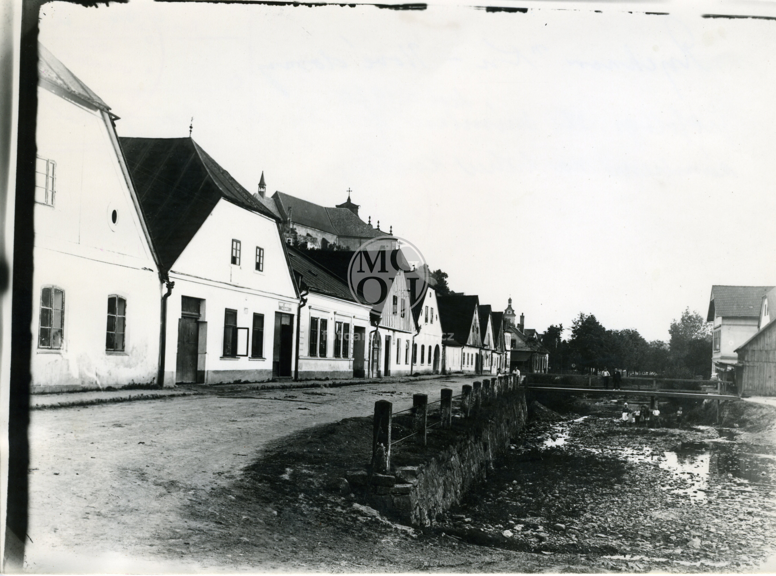 Fotografie - Fronta domů pod zámkem
