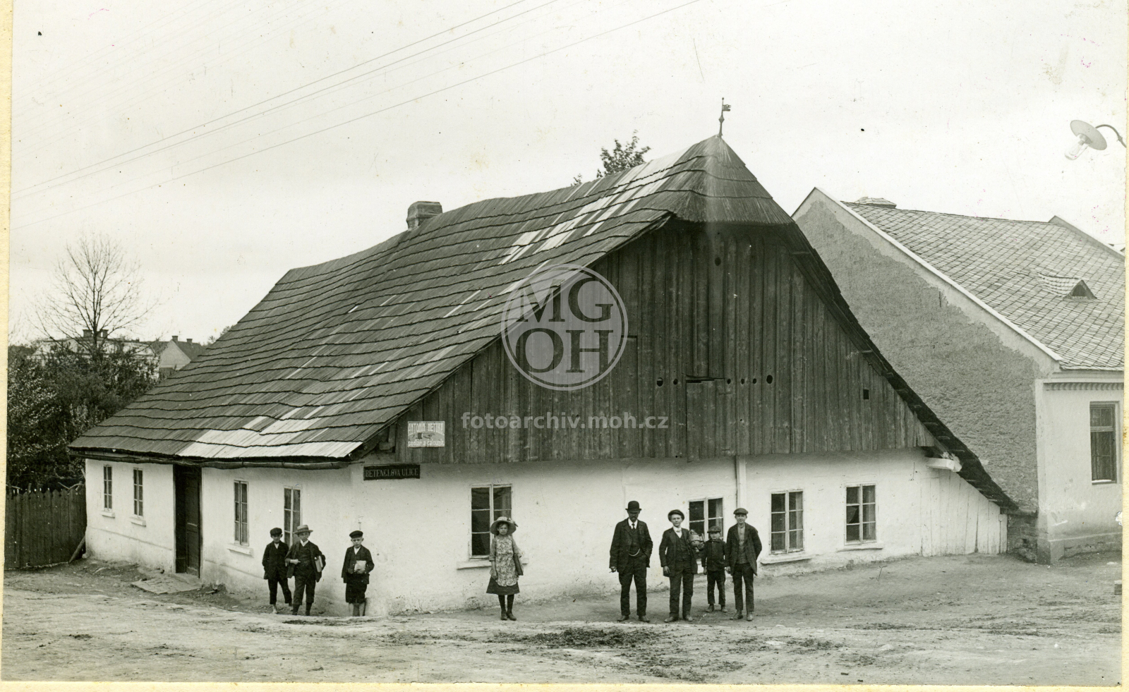 Fotografie - Dřevěná omítnutá chalupa se šindel. střechou