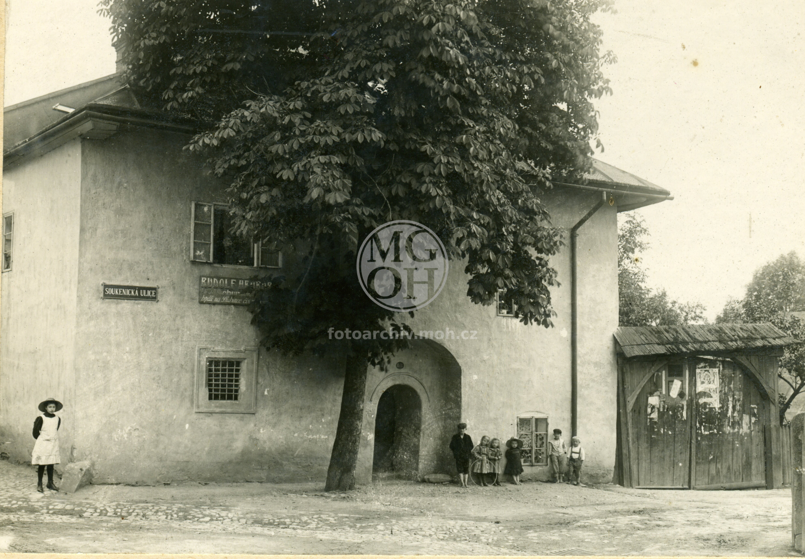 Fotografie - Zděné omítnuté stavení
