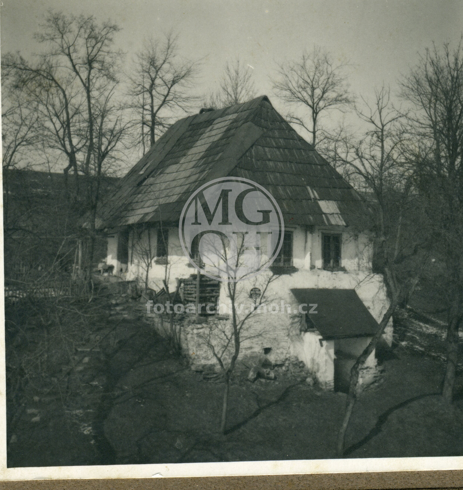 Fotografie - Dřevěná obílená chalupa se šindel. střechou