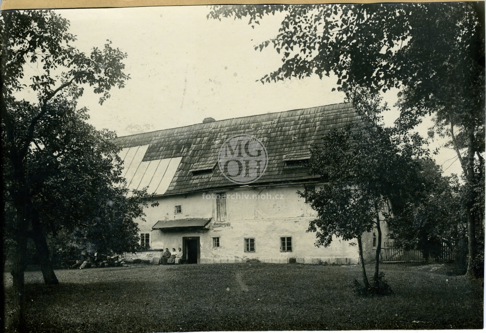 Fotografie - Selské stavení se šindelovou střechou