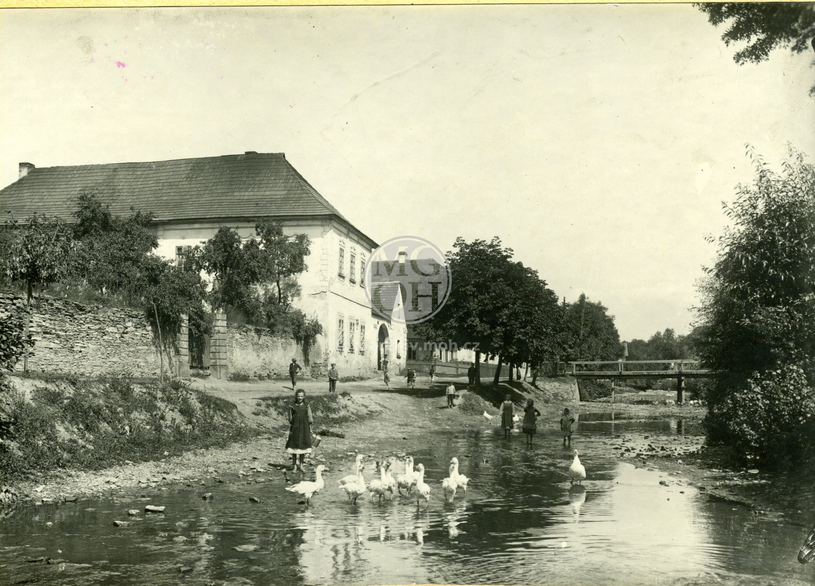 Fotografie - Zděná budova se šindelovou střechou