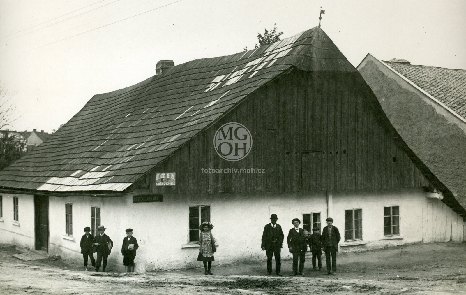 Fotografie - Dřevěná omítnutá chalupa se šindelovou střechou