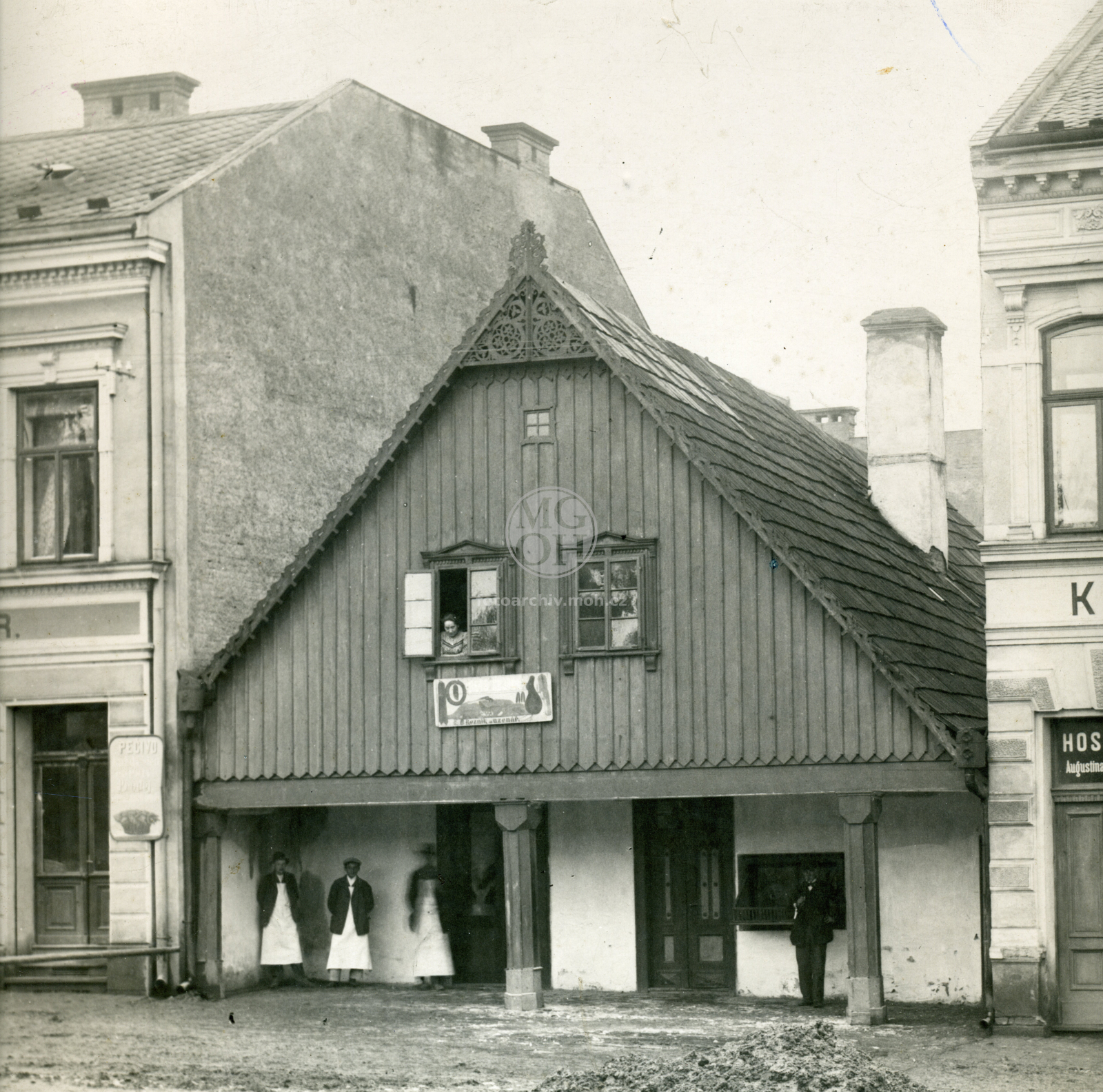 Fotografie - Fronta domů na náměstí