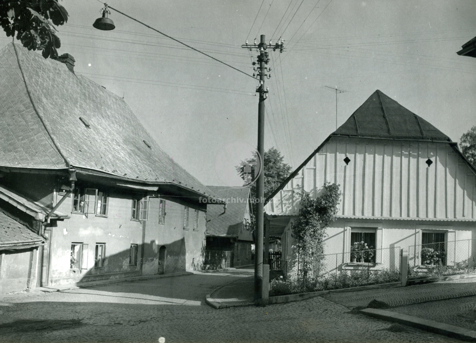 Fotografie - Zděné patrové a dřevěné omítnuté stavení