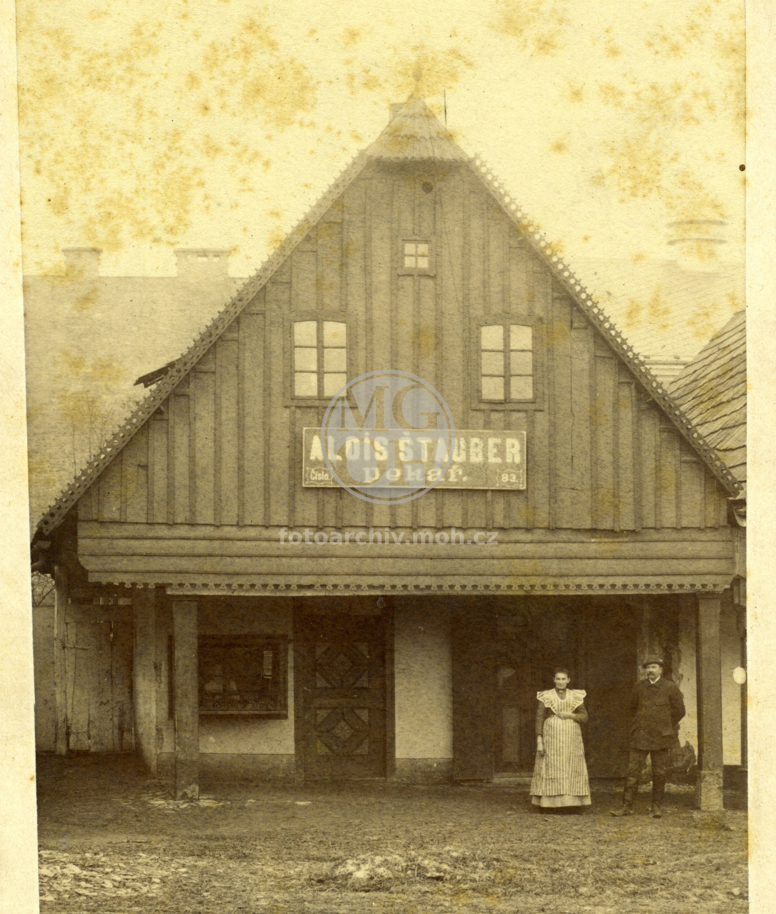 Fotografie - Dřevěný dům s podezdívkou - bohatá  lomenice