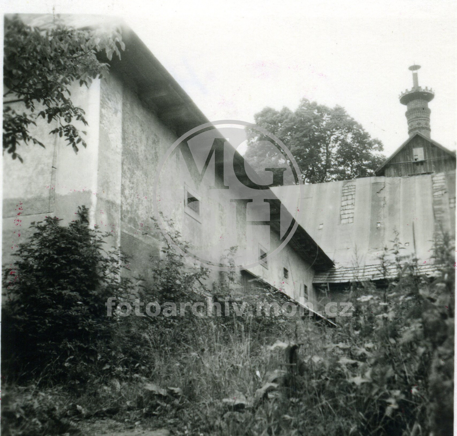 Fotografie - Zděná stará stavba - kryt šindel, starý pivovar
