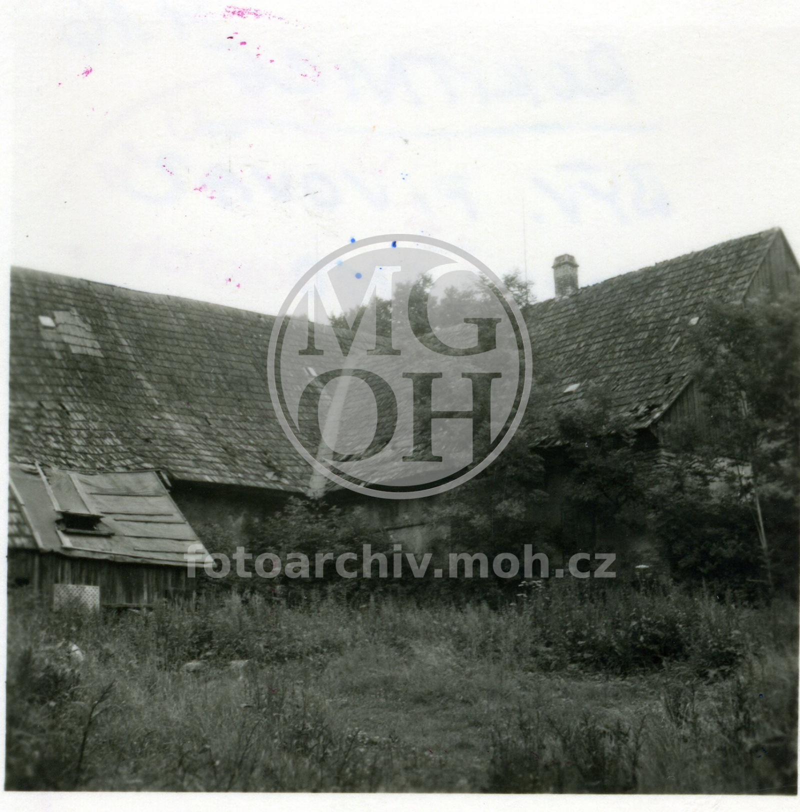 Fotografie - Zděná stará stavba - kryt šindel, starý pivovar, postranní budovy