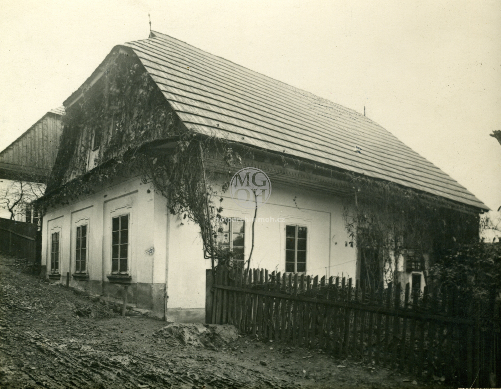 Fotografie - Zděné stavení, štít z prken, kryt šindelem