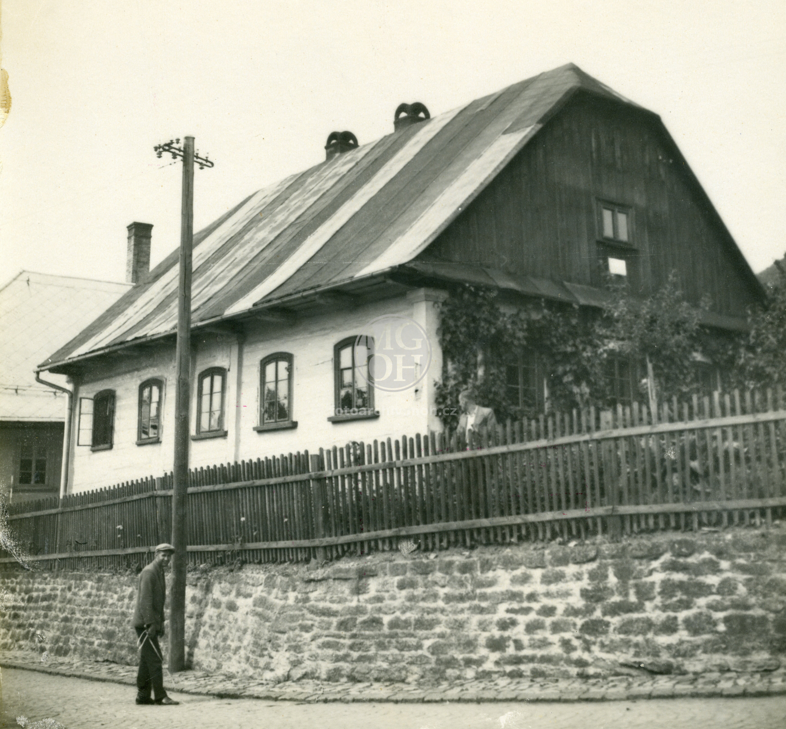 Fotografie - Dřevěná obílená chalupa - kryt šindel