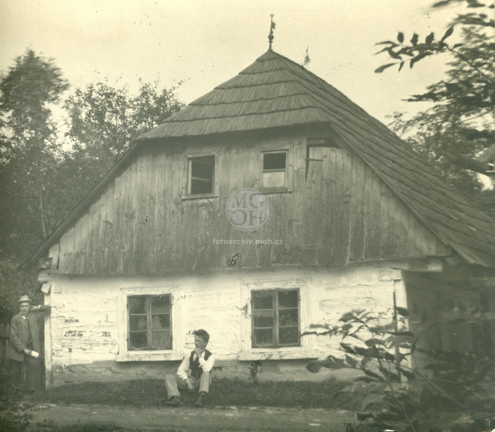 Fotografie - Dřevěná obílená chalupa
