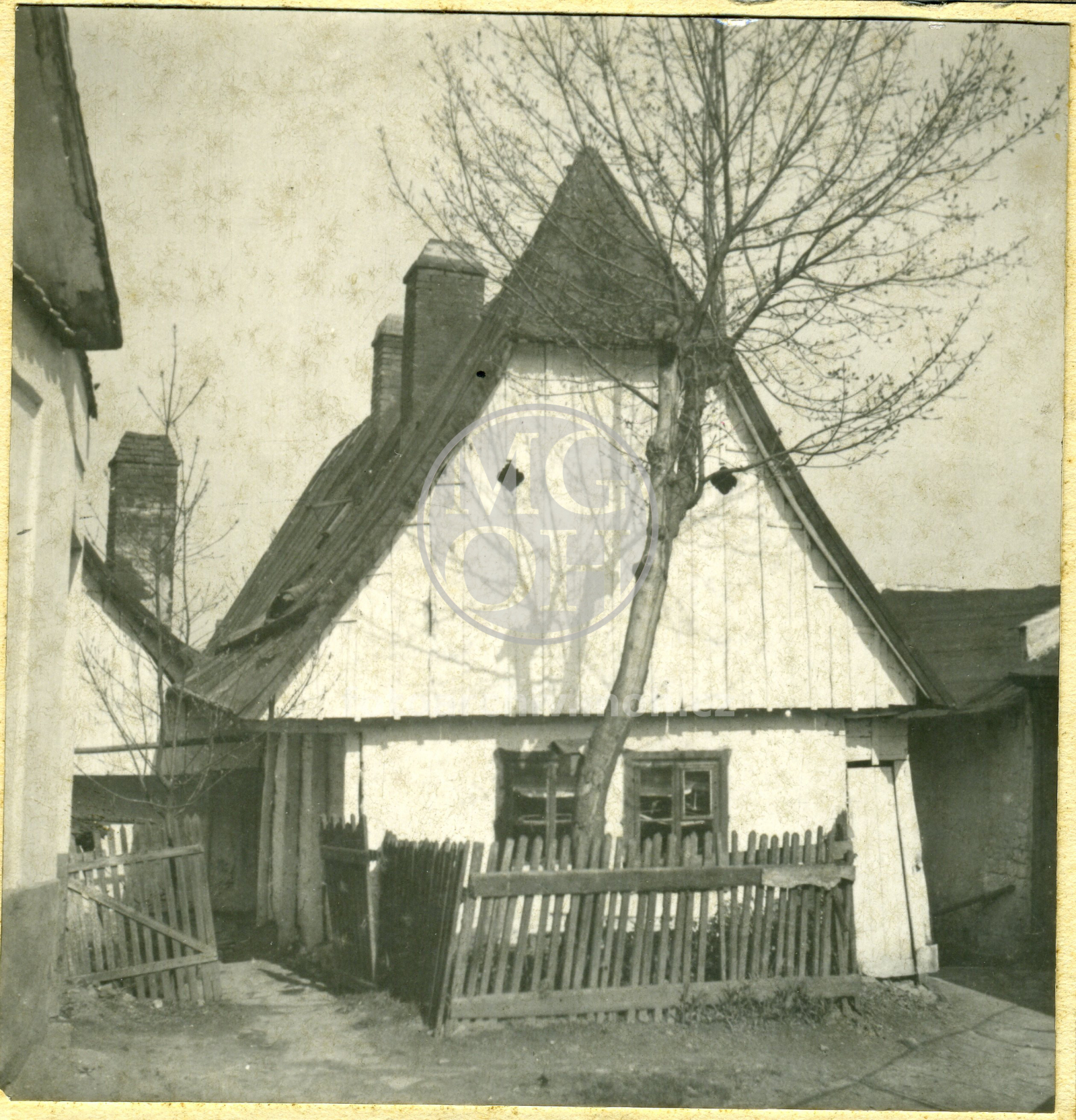 Fotografie - Dřevěná obílená chalupa- kryt papír