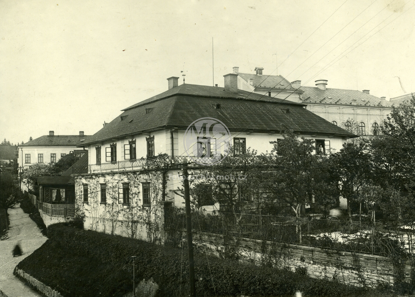Fotografie - Zděná patrová budova s pavlačí