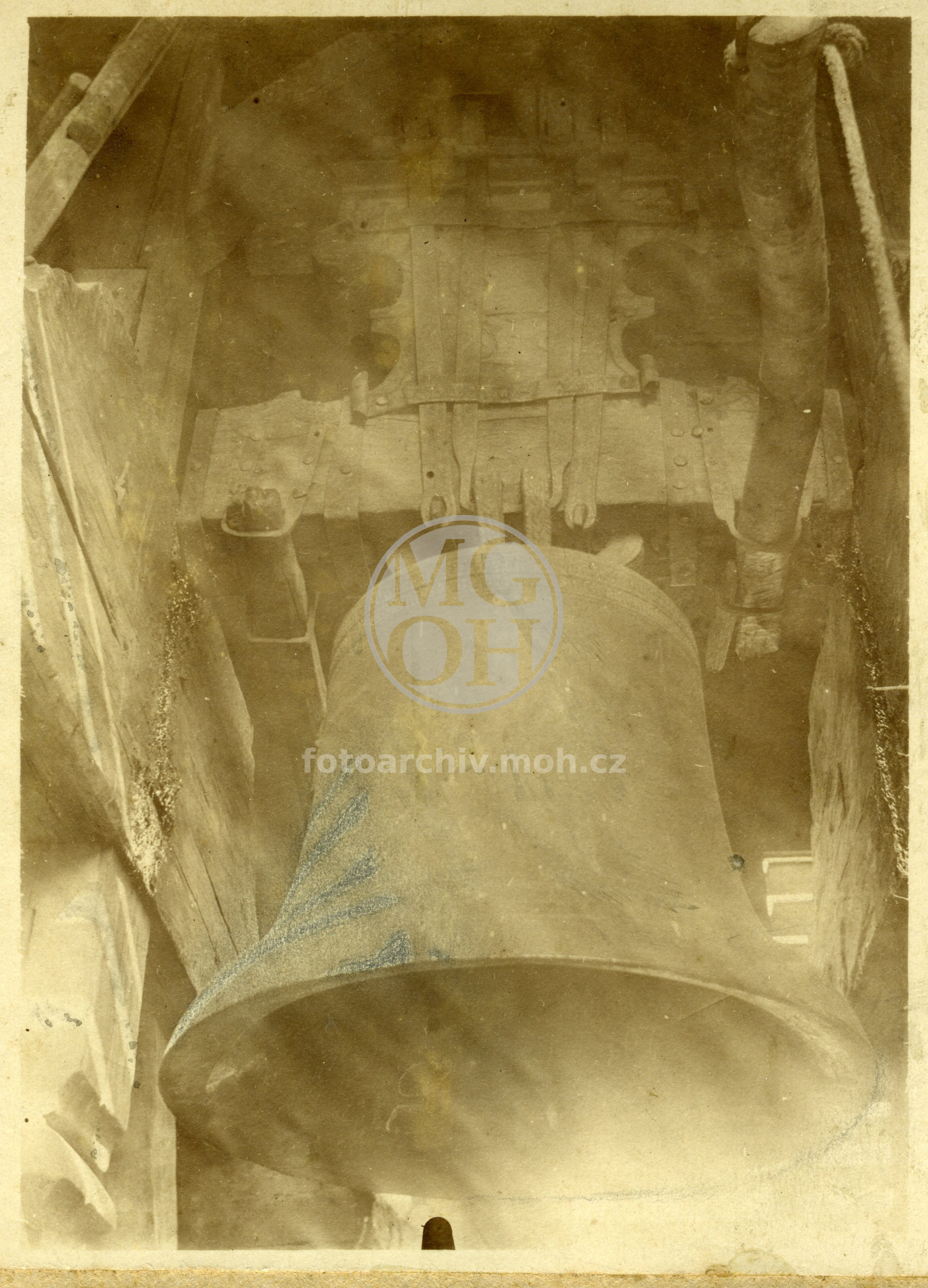 Fotografie - Zvon "Mikuláš", v pravé věži kostela sv. Jiří
