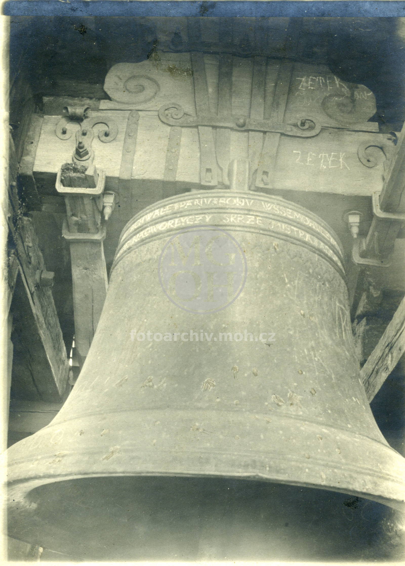 Fotografie - Zvon "Ambrož", v levé věži kostela sv. Jiří