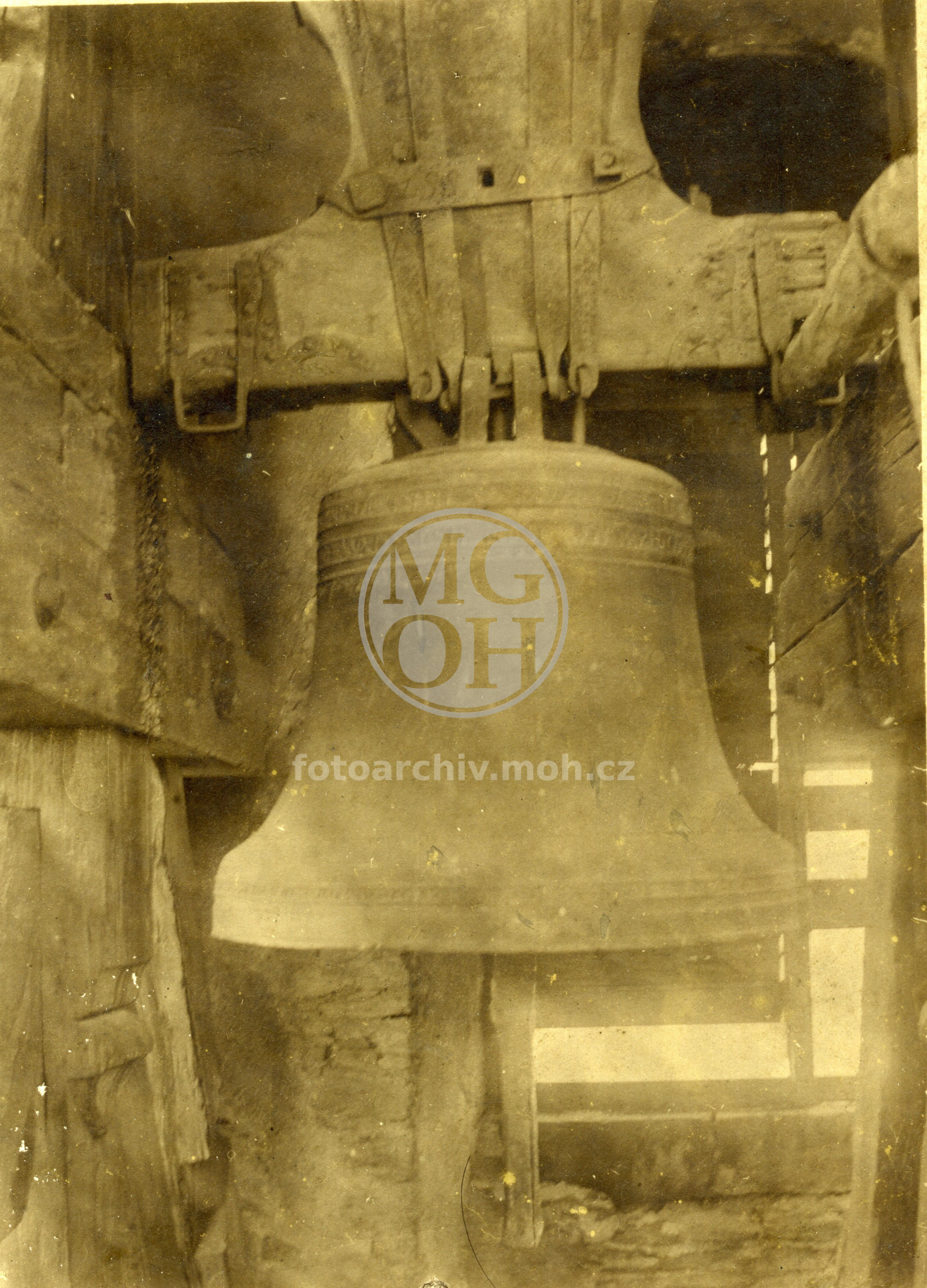 Fotografie - Zvon "Jiří", v pravé věži kostela sv. Jiří