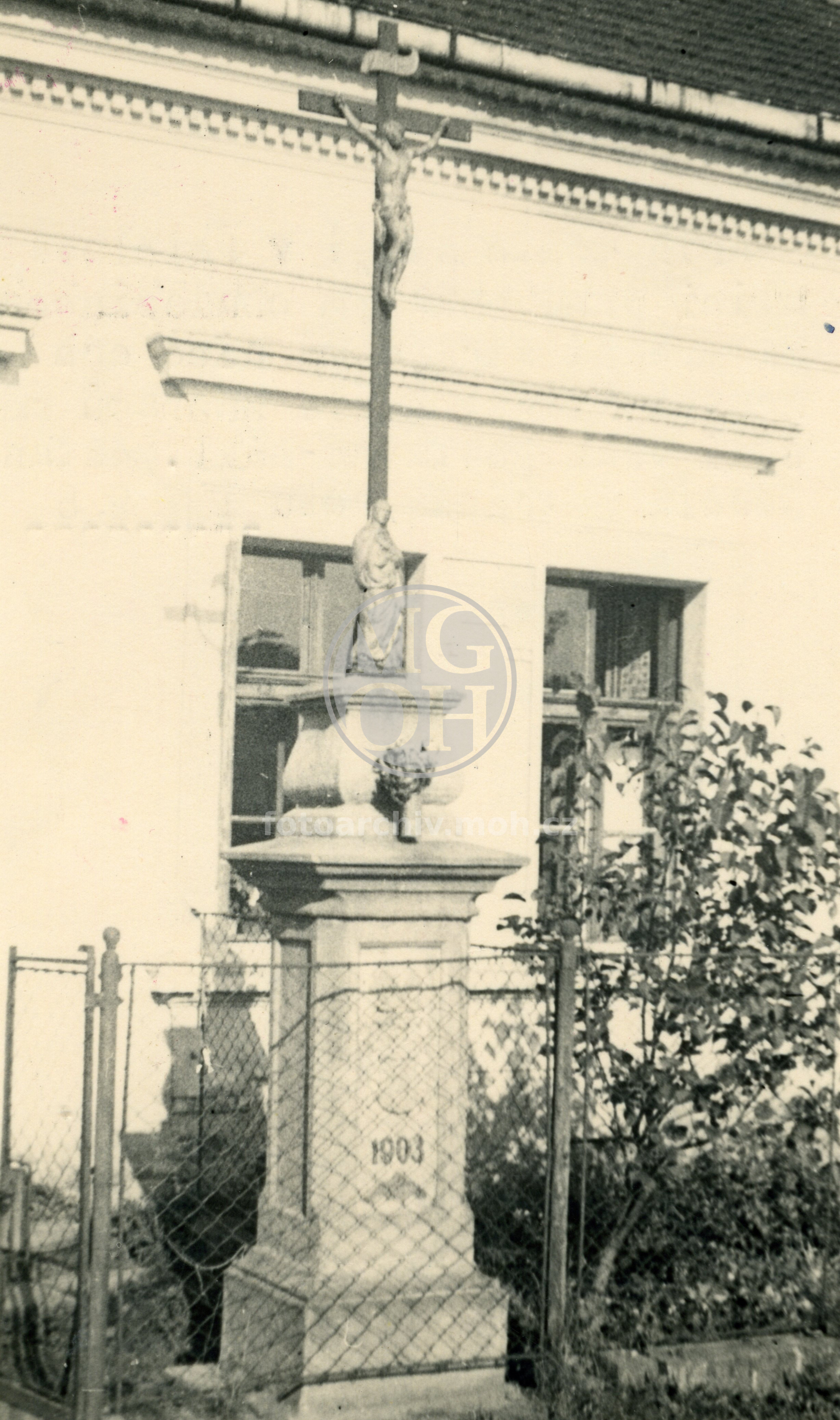 Fotografie - Kříž s erbem Kinských, postaven  r. 1795