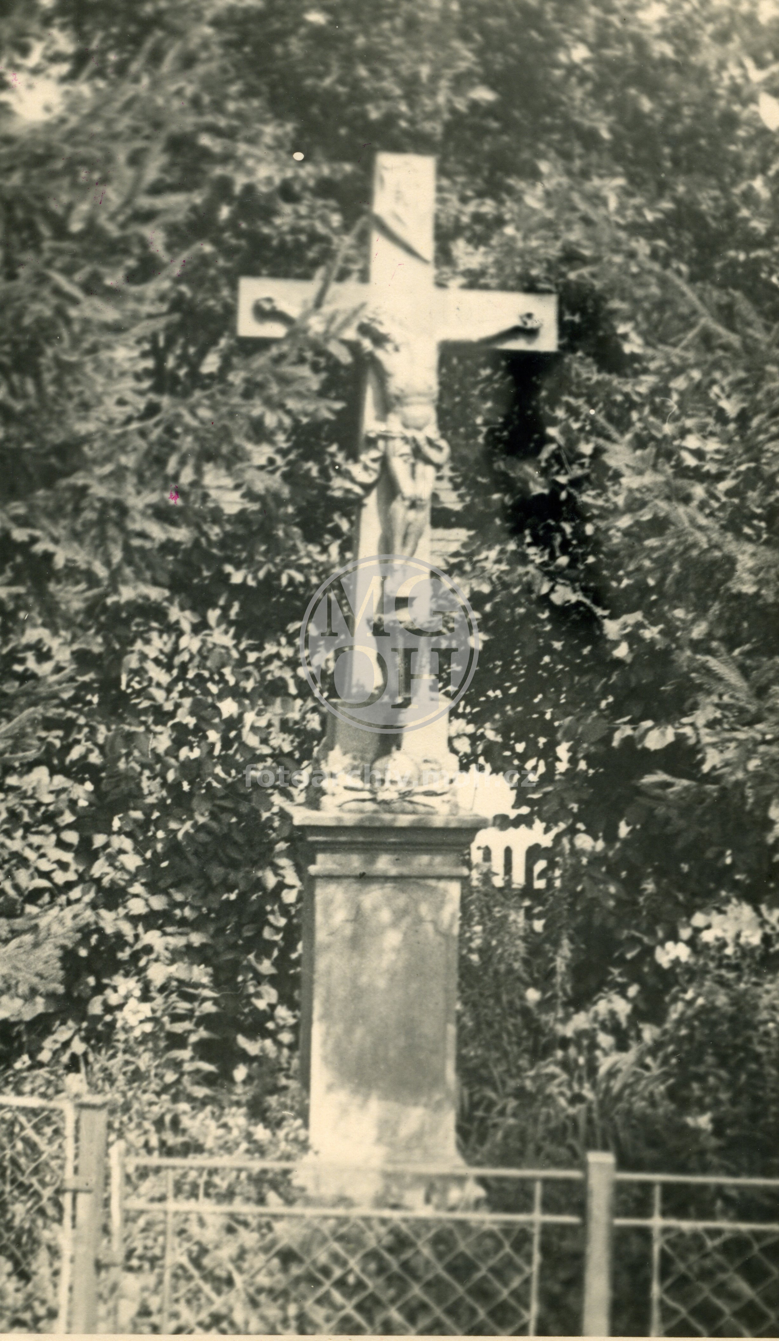 Fotografie - Kříž bez dat a nápisů, u zastávky