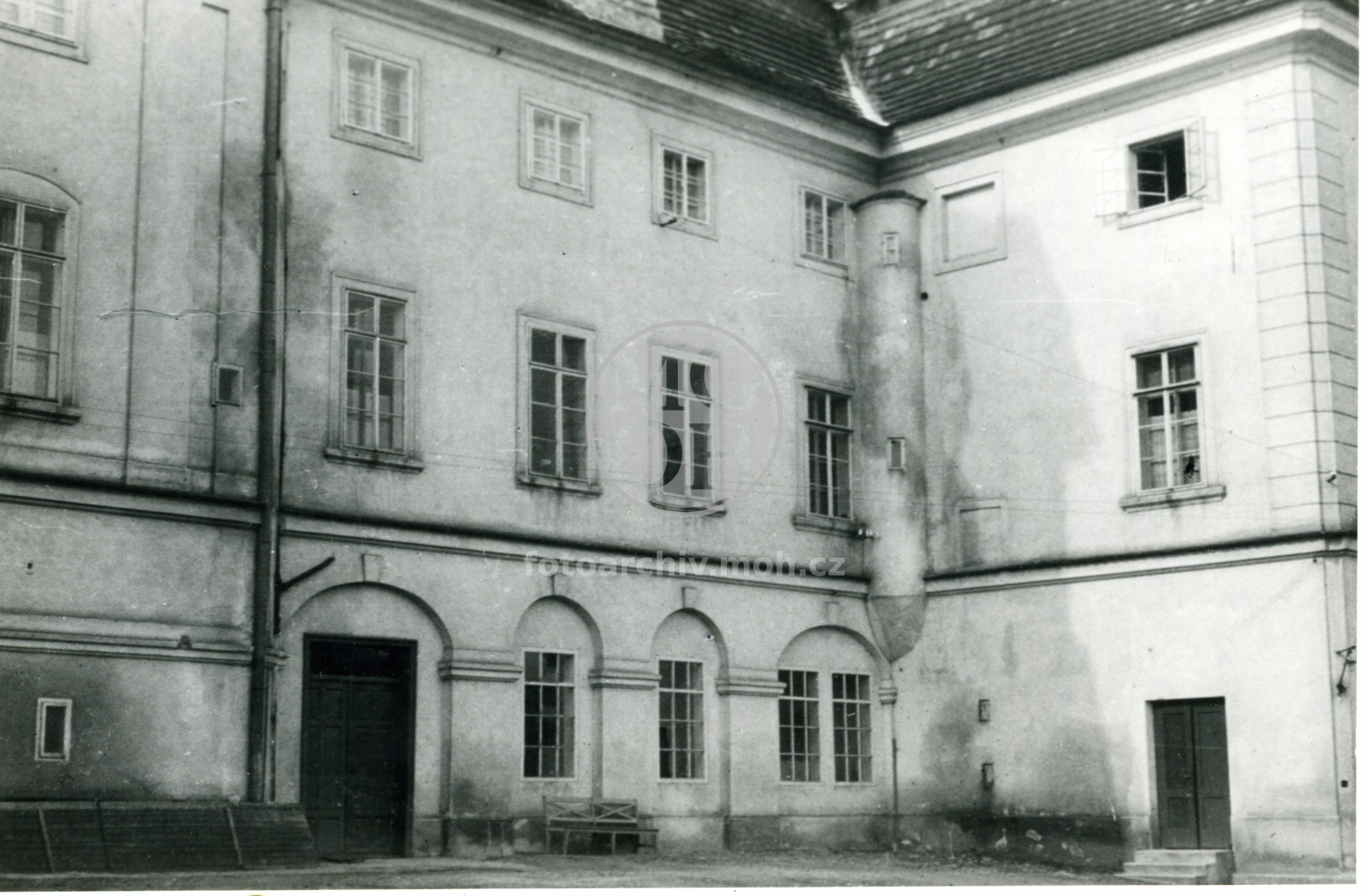 Fotografie - Starý zámek č. 2- vrcholné baroko, nádvorní kout