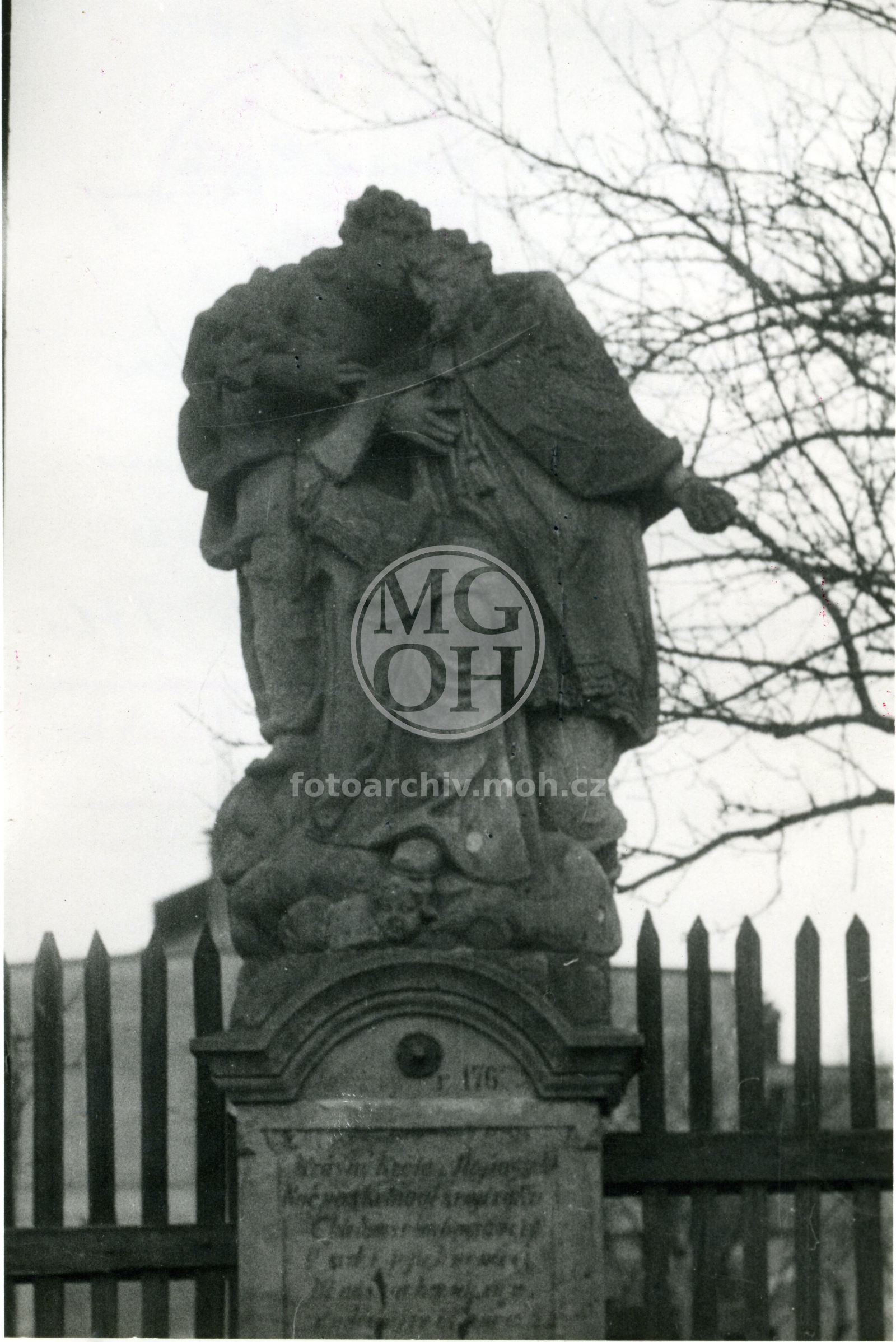 Fotografie - Socha sv. Jana Nepomuckého okolo 1730 s andělem