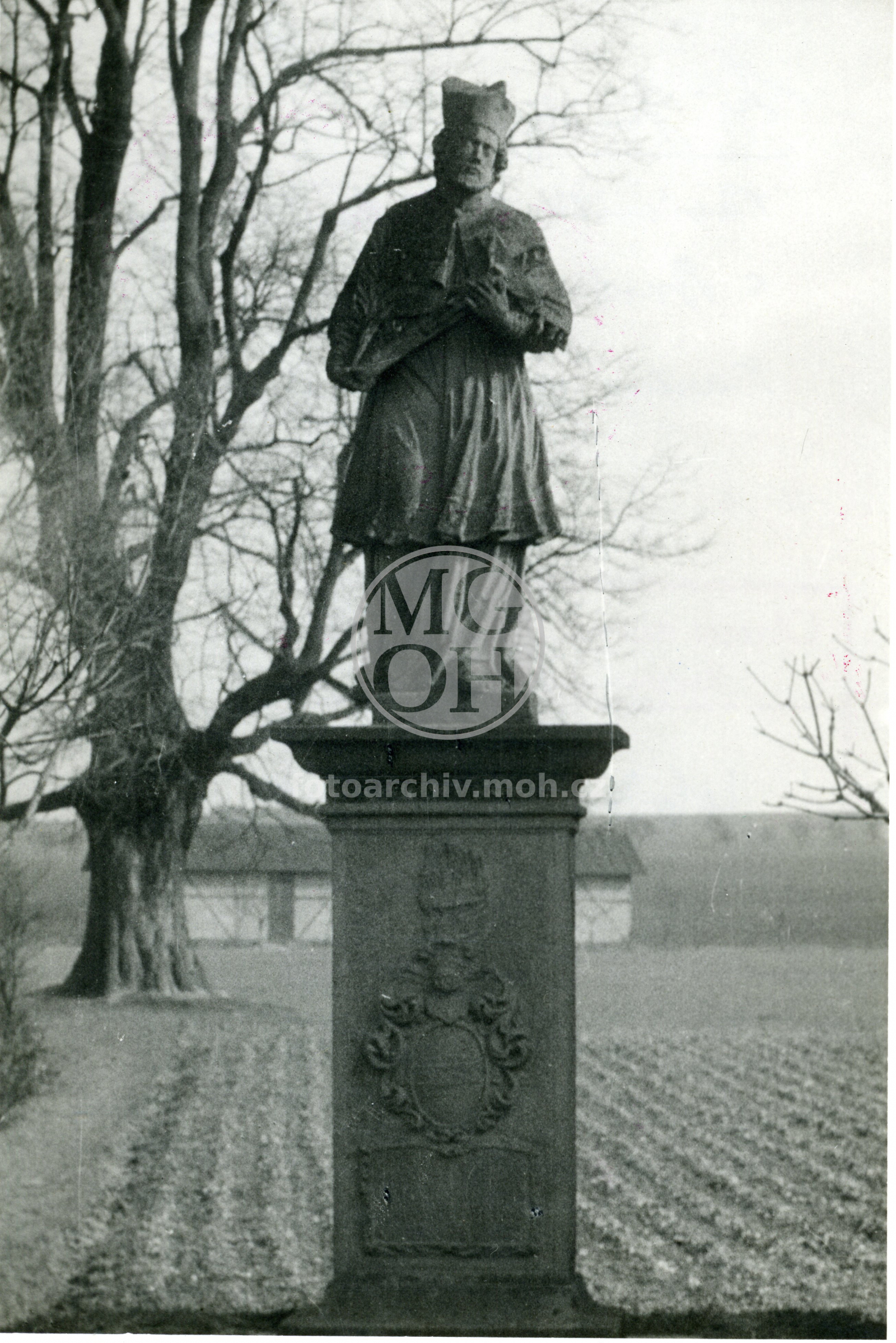 Fotografie - Socha sv. J. Nepomuckého - u kasáren