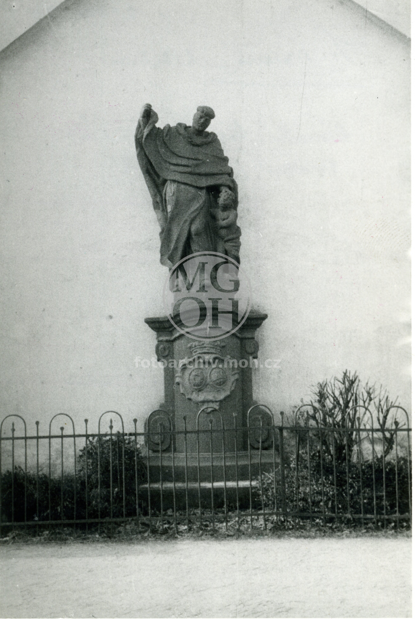 Fotografie - Socha sv. Vincence - u hřbitova
