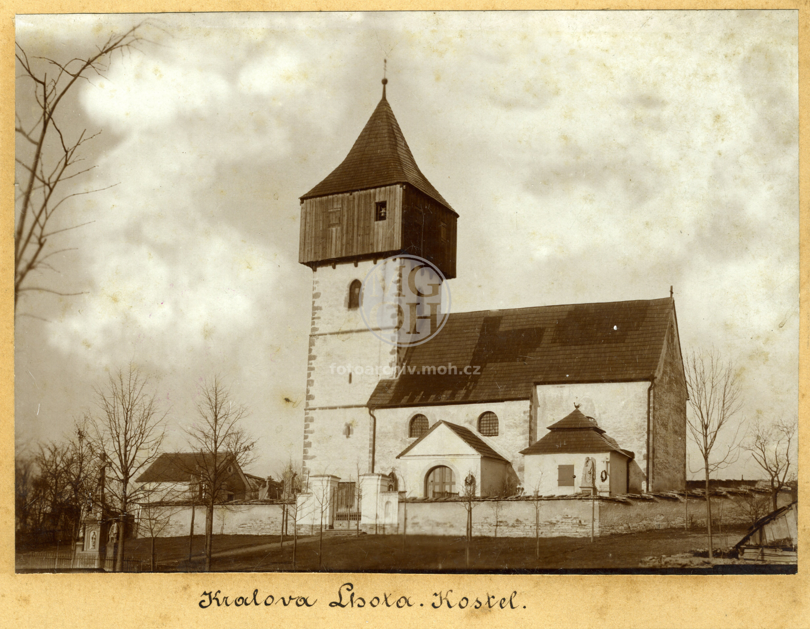 Fotografie - Kostel zděný, zvonice nahoře bednění