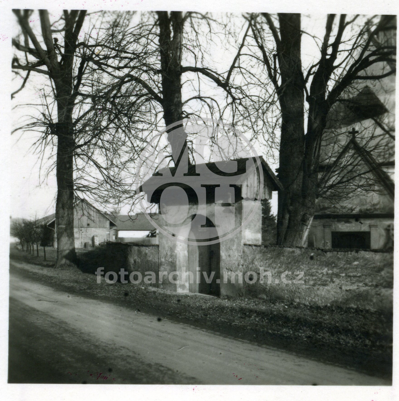 Fotografie - Zděný kostel sv. Máří Magdaleny - detail zídky se zděnou bránou