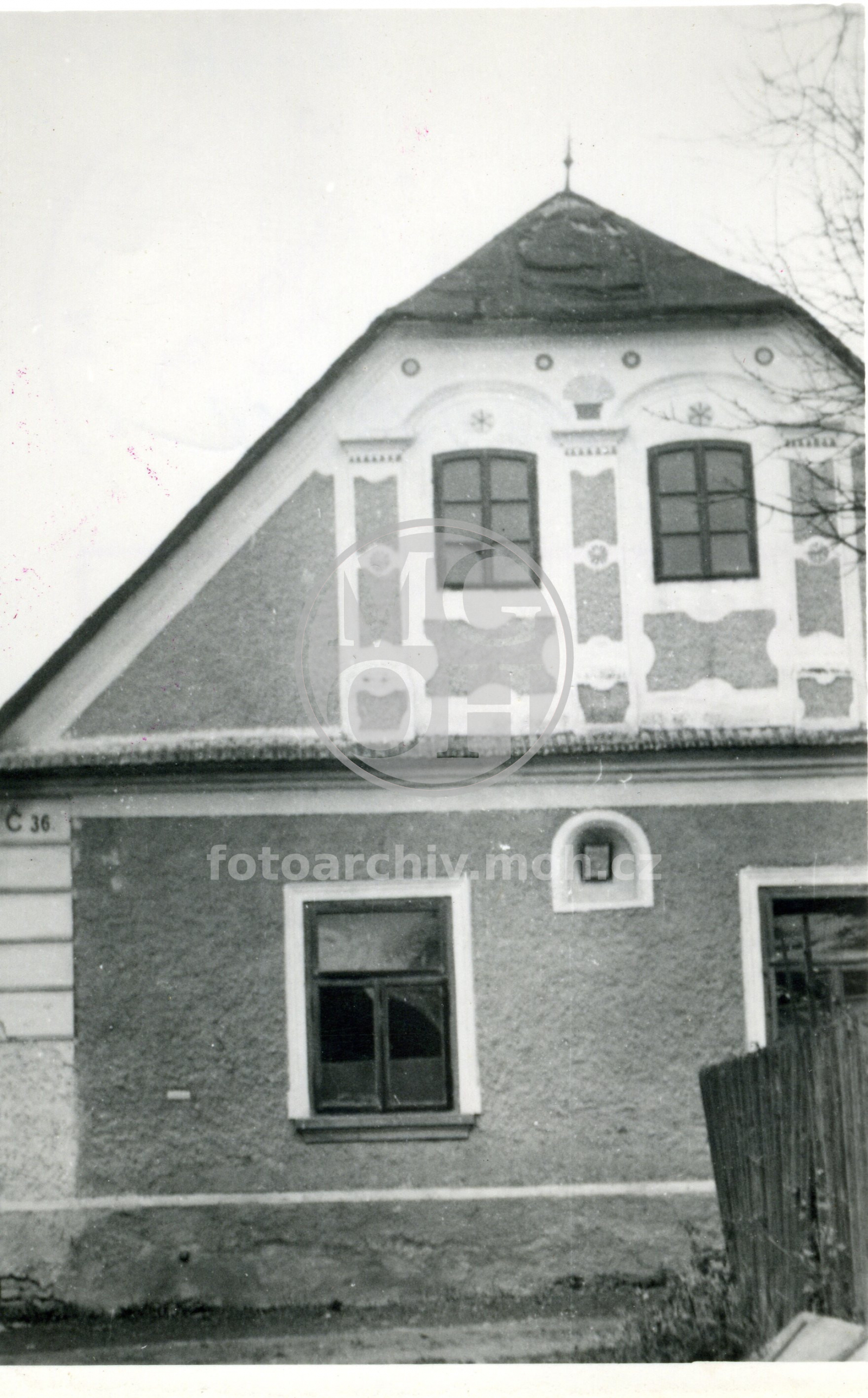 Fotografie - Zděné stavení, klasicistní štít